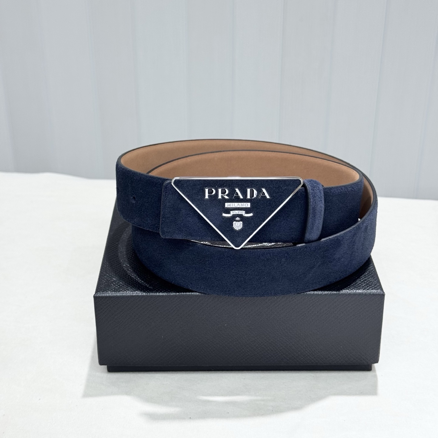 。普拉达，挺拔有型！百搭大方，宽3.5CM 官网同步，商务休闲均可使用！