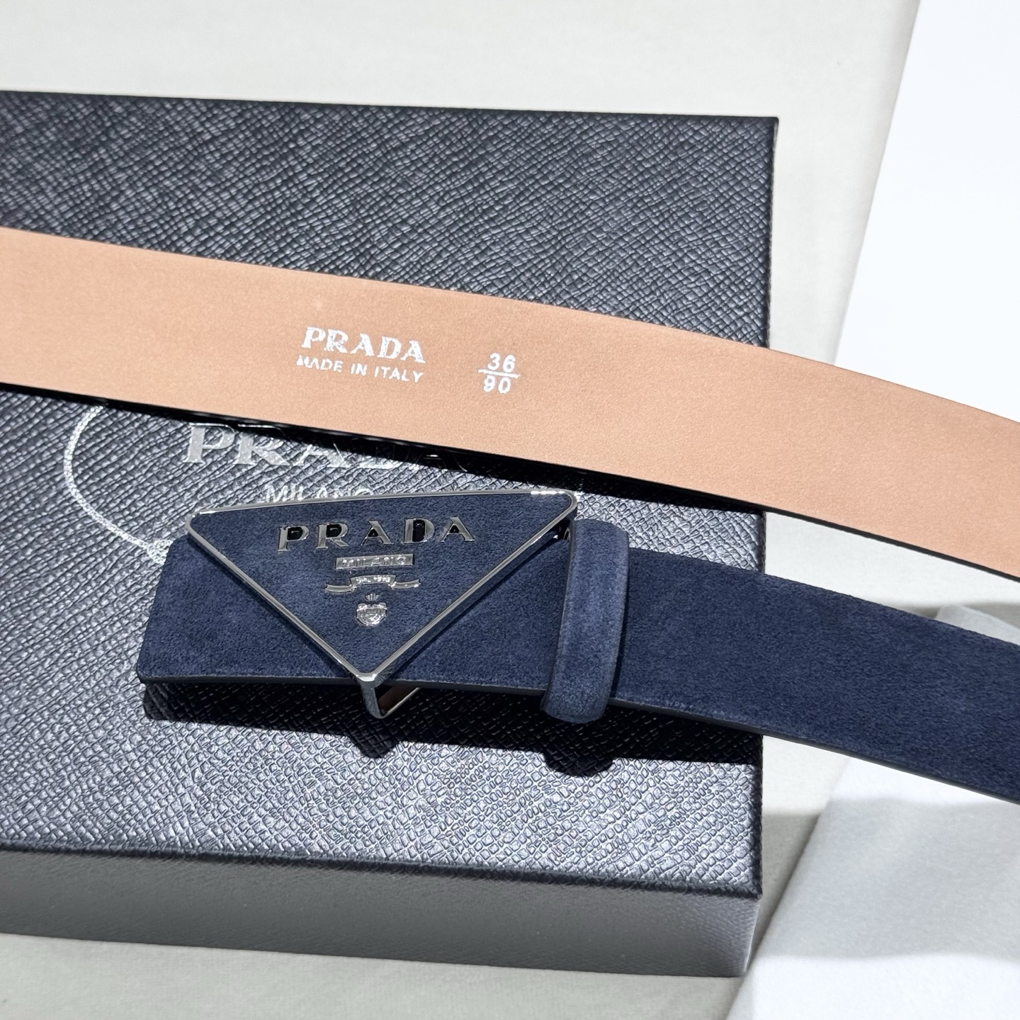 。普拉达，挺拔有型！百搭大方，宽3.5CM 官网同步，商务休闲均可使用！