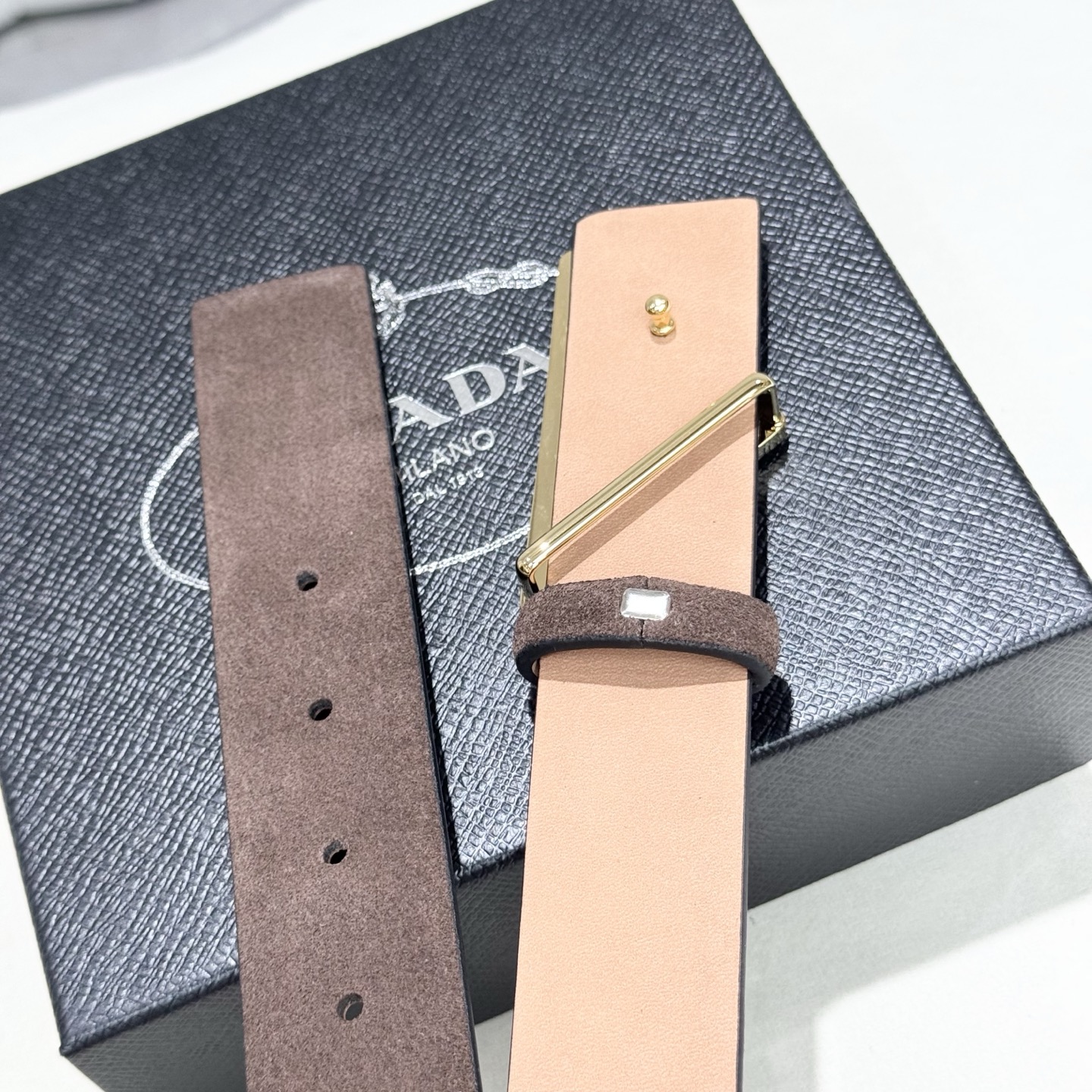 。普拉达，挺拔有型！百搭大方，宽3.5CM 官网同步，商务休闲均可使用！