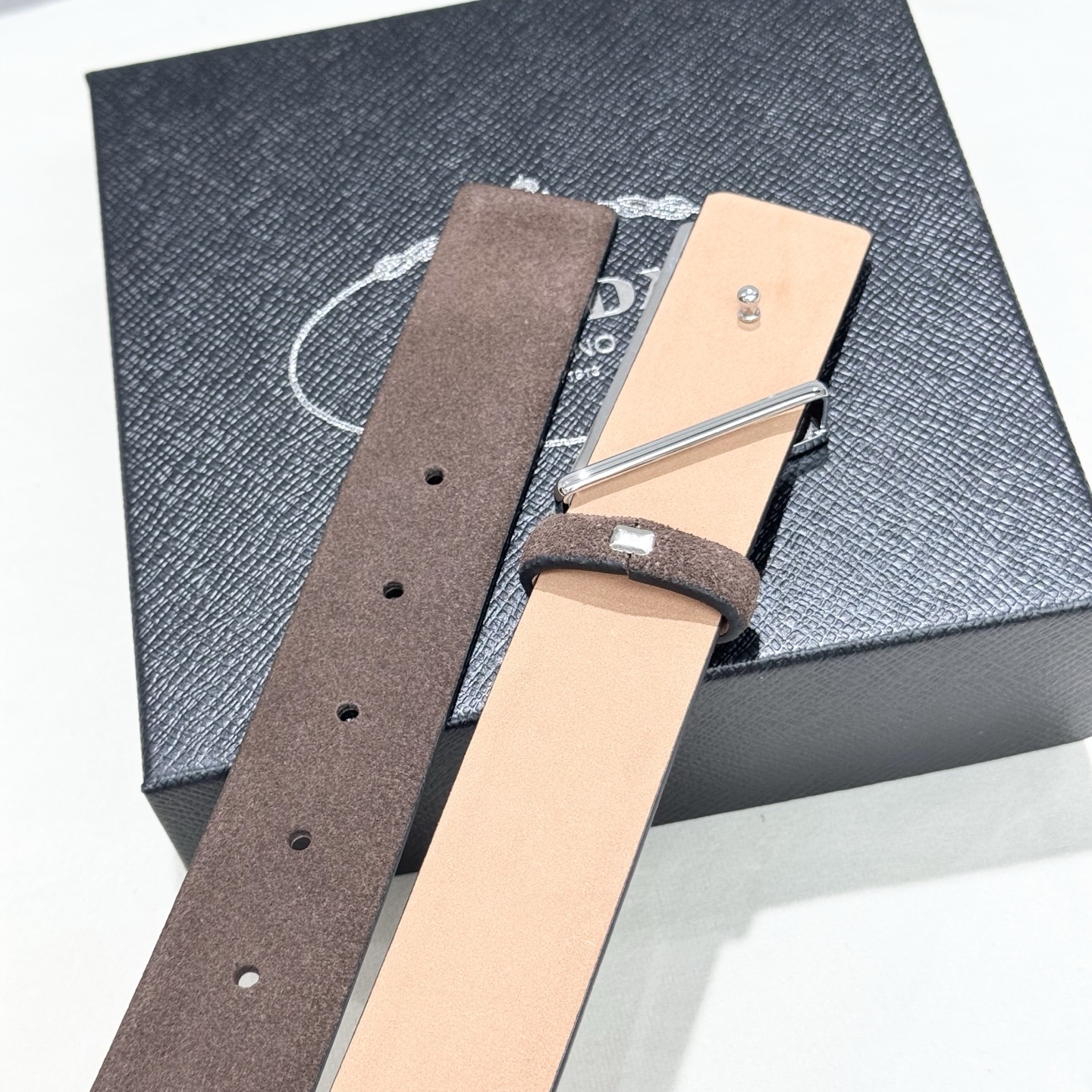 。普拉达，挺拔有型！百搭大方，宽3.5CM 官网同步，商务休闲均可使用！