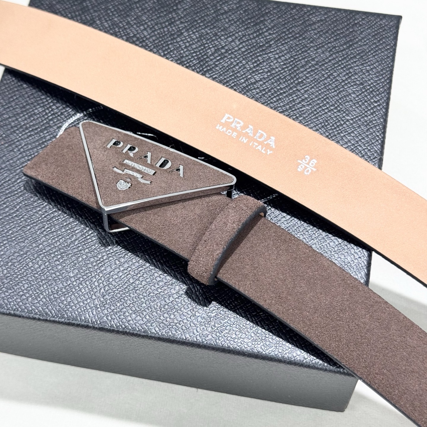 。普拉达，挺拔有型！百搭大方，宽3.5CM 官网同步，商务休闲均可使用！