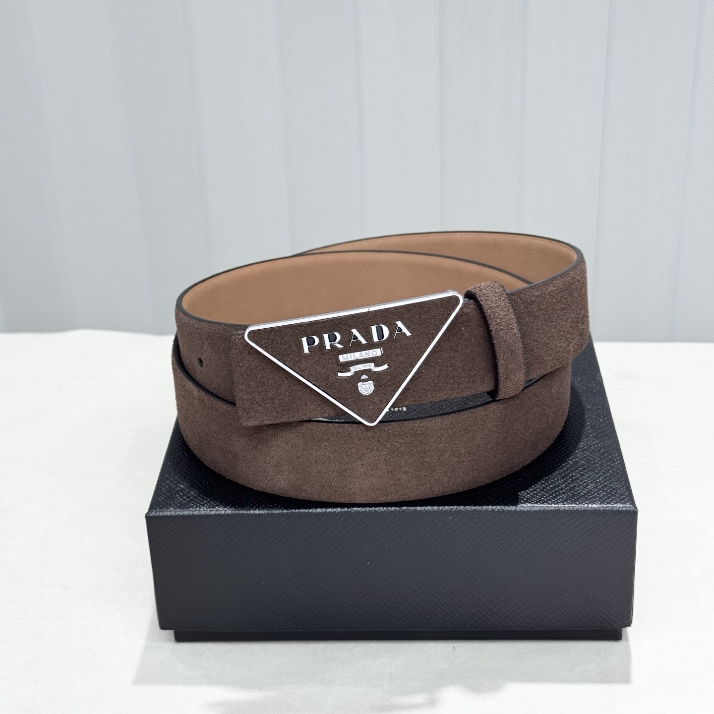 。普拉达，挺拔有型！百搭大方，宽3.5CM 官网同步，商务休闲均可使用！