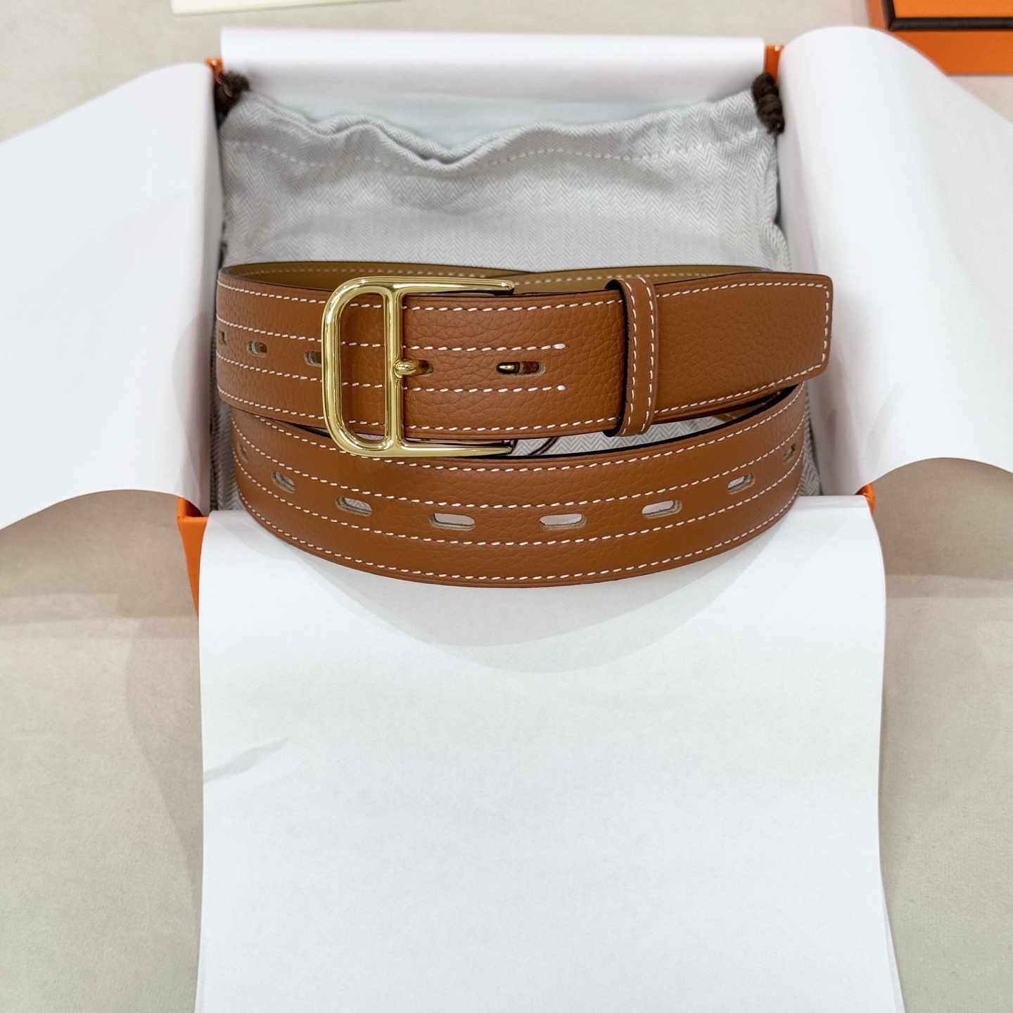 。 Barenia Faubourg小牛皮腰带，搭配金属皮带扣。这款Romain 35腰带采用全打孔设计