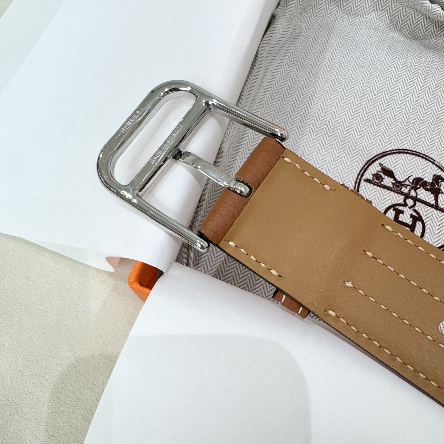 。 Barenia Faubourg小牛皮腰带，搭配金属皮带扣。这款Romain 35腰带采用全打孔设计