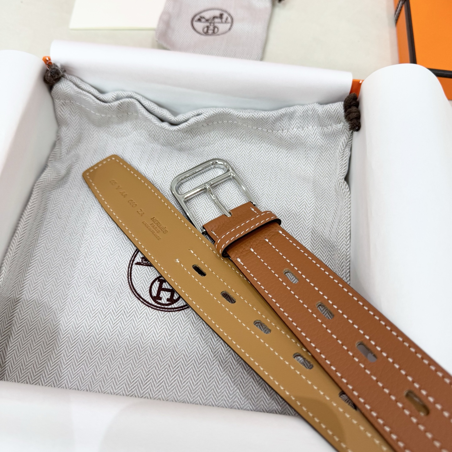 。 Barenia Faubourg小牛皮腰带，搭配金属皮带扣。这款Romain 35腰带采用全打孔设计