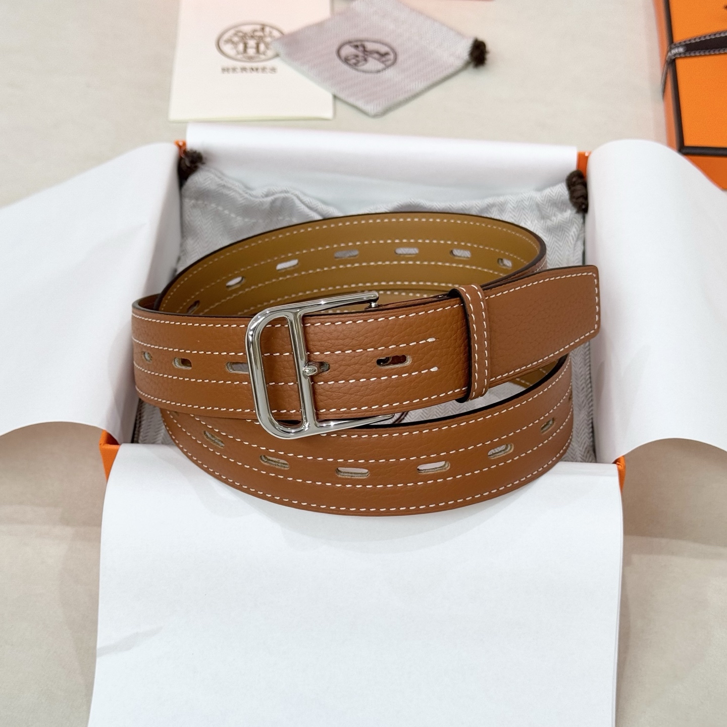 。 Barenia Faubourg小牛皮腰带，搭配金属皮带扣。这款Romain 35腰带采用全打孔设计