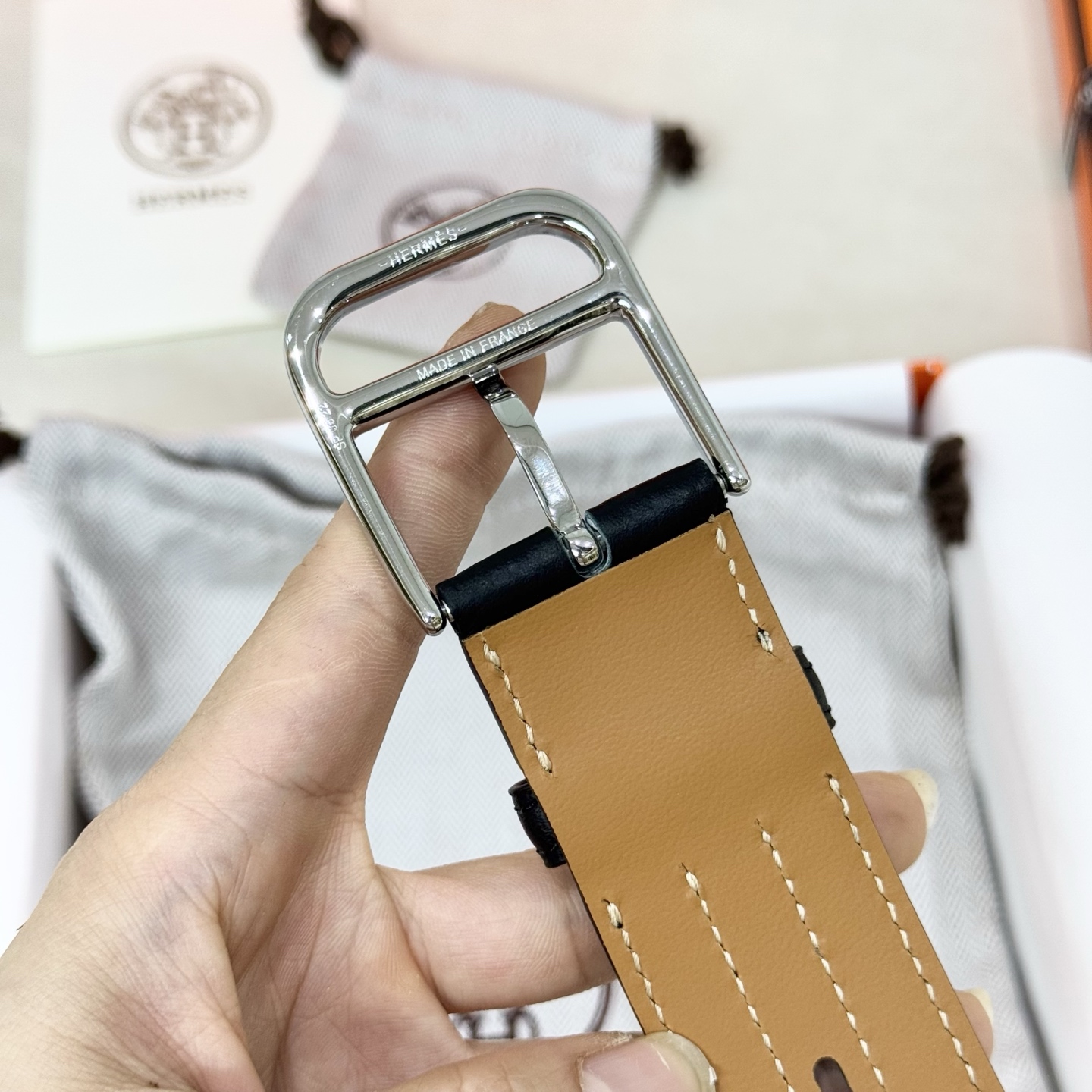 。 Barenia Faubourg小牛皮腰带，搭配金属皮带扣。这款Romain 35腰带采用全打孔设计