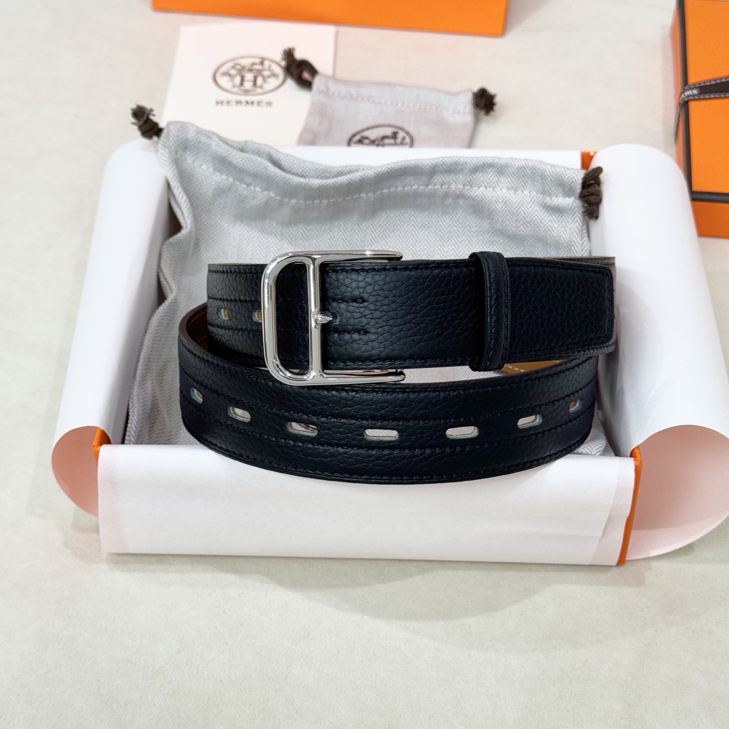 。 Barenia Faubourg小牛皮腰带，搭配金属皮带扣。这款Romain 35腰带采用全打孔设计