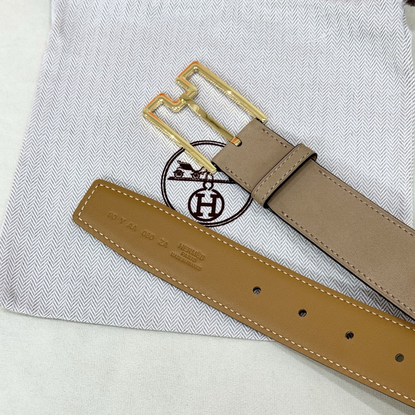 。 爱马仕精品五金 搭配进口麂皮 宽度35MM 以其精湛工艺高品质材料和经典设计备受推崇 是男士腰带顶级