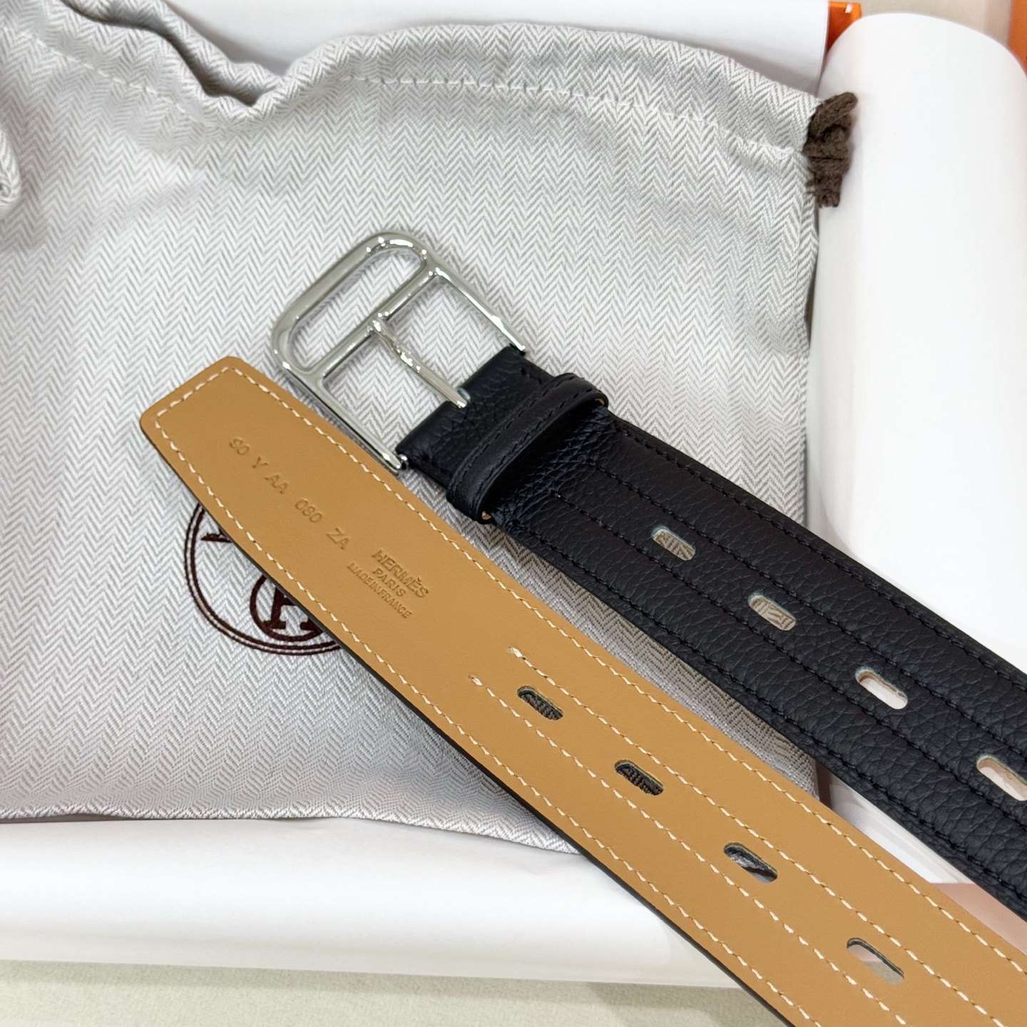 。 Barenia Faubourg小牛皮腰带，搭配金属皮带扣。这款Romain 35腰带采用全打孔设计