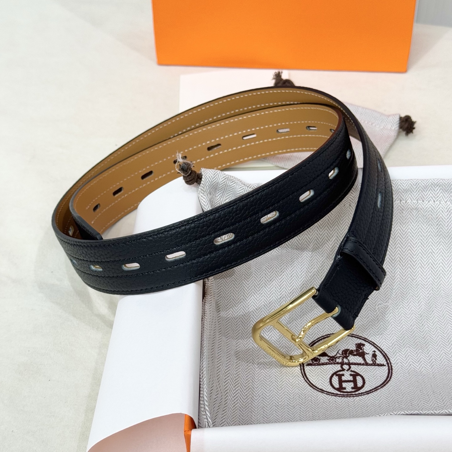 。 Barenia Faubourg小牛皮腰带，搭配金属皮带扣。这款Romain 35腰带采用全打孔设计