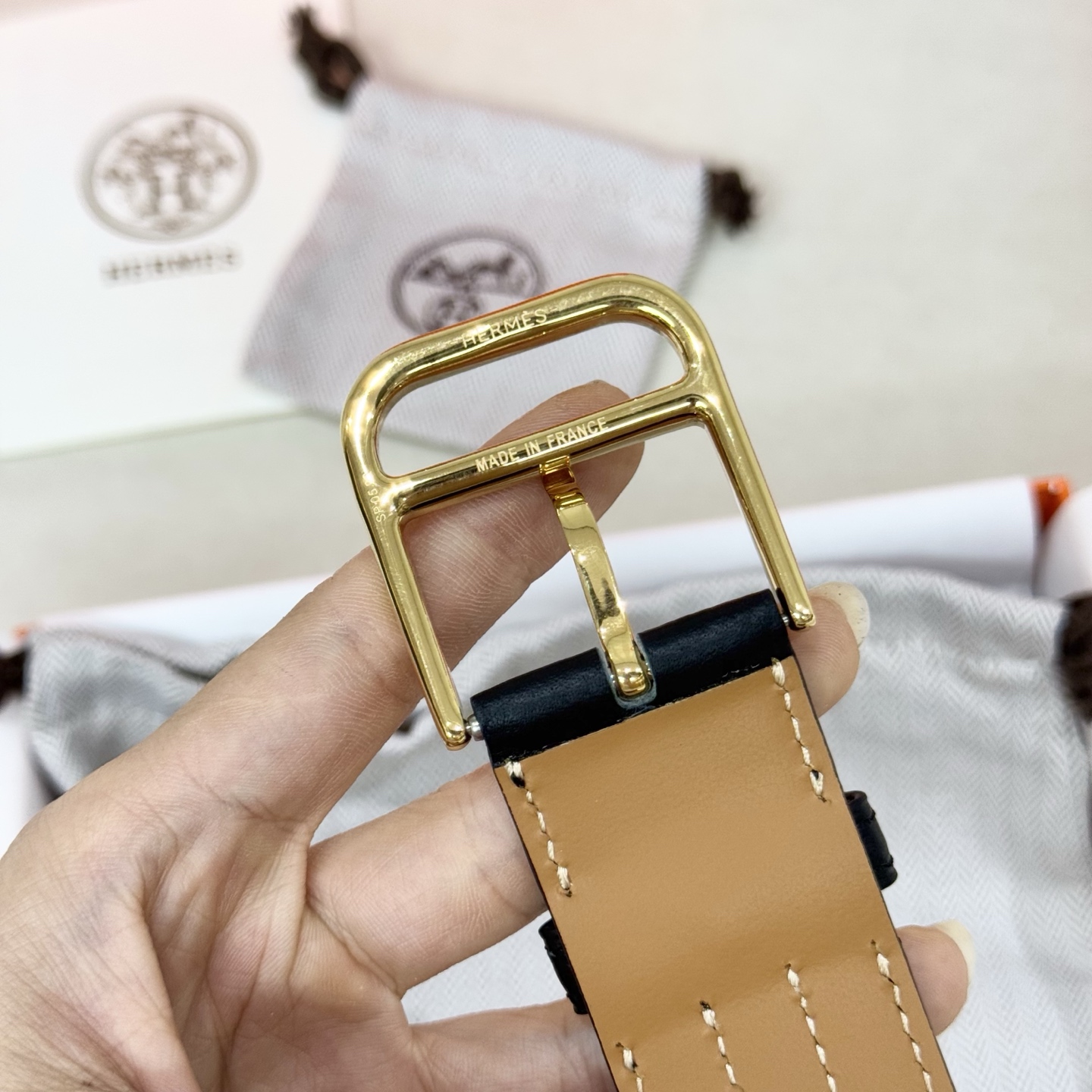 。 Barenia Faubourg小牛皮腰带，搭配金属皮带扣。这款Romain 35腰带采用全打孔设计