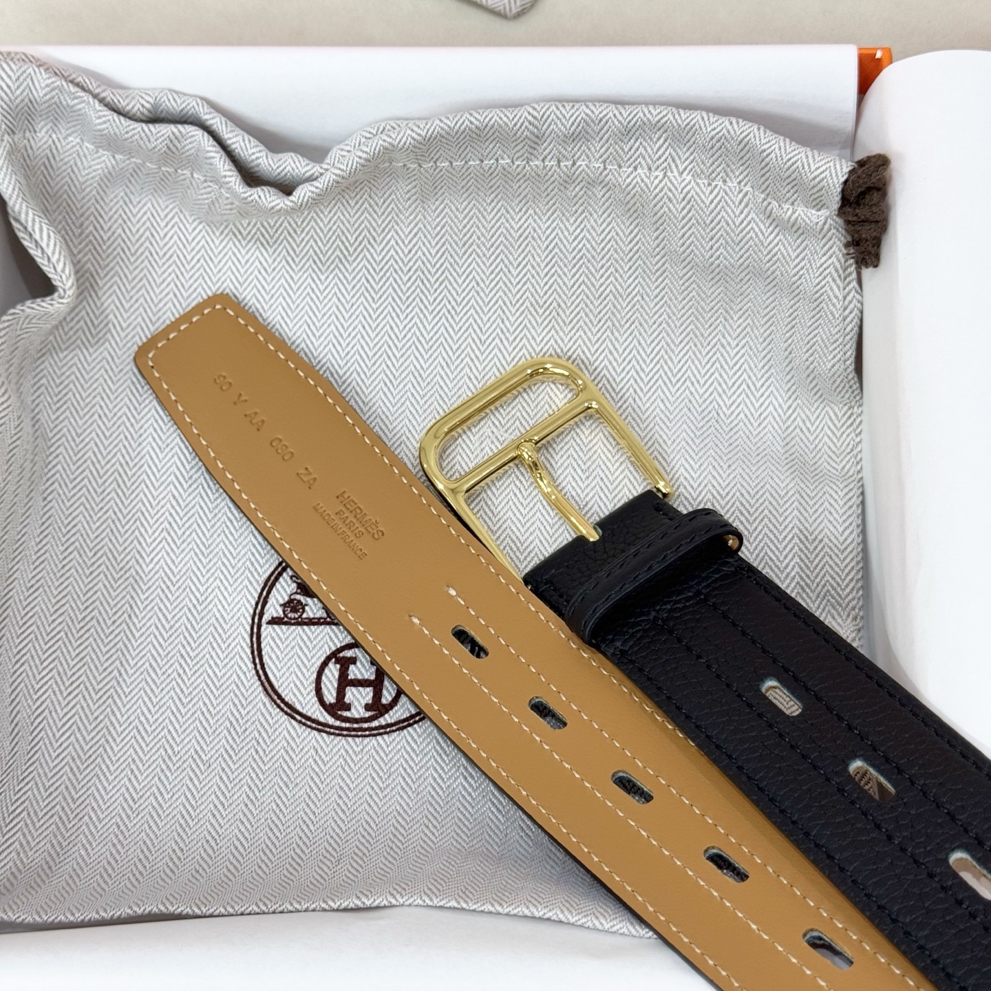 。 Barenia Faubourg小牛皮腰带，搭配金属皮带扣。这款Romain 35腰带采用全打孔设计