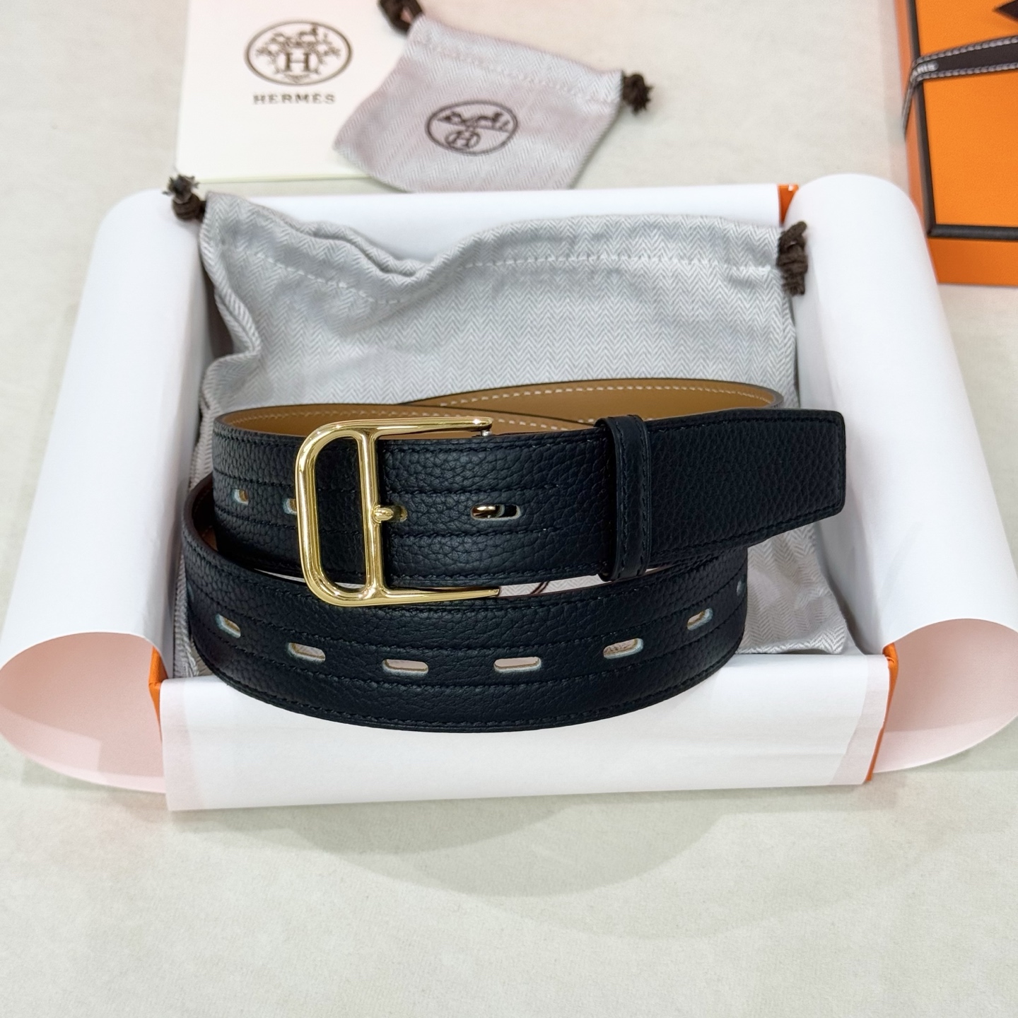 。 Barenia Faubourg小牛皮腰带，搭配金属皮带扣。这款Romain 35腰带采用全打孔设计