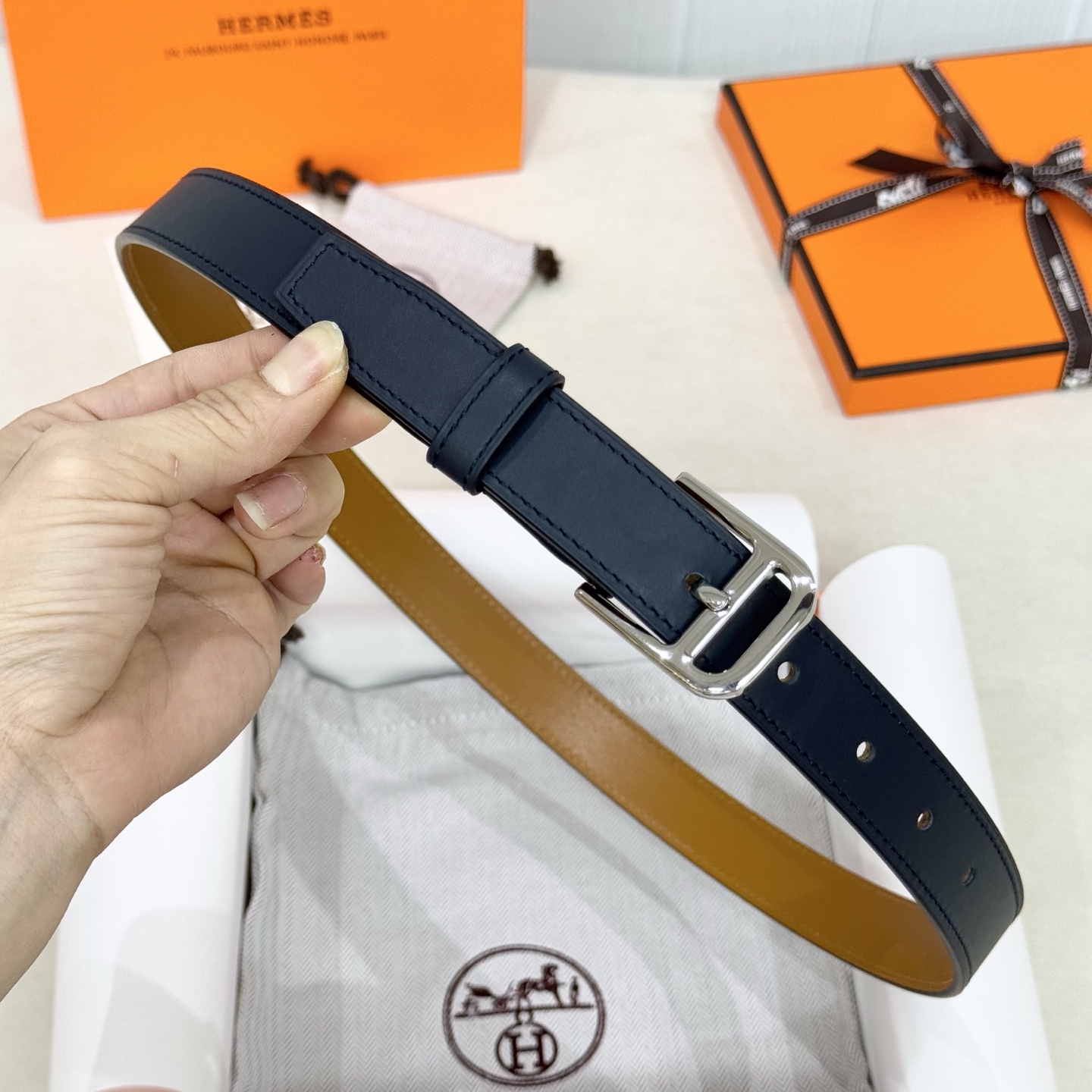 爱马仕 Hunter牛皮腰带 搭配金属皮带扣 Romain 35腰带演绎颠蓝色