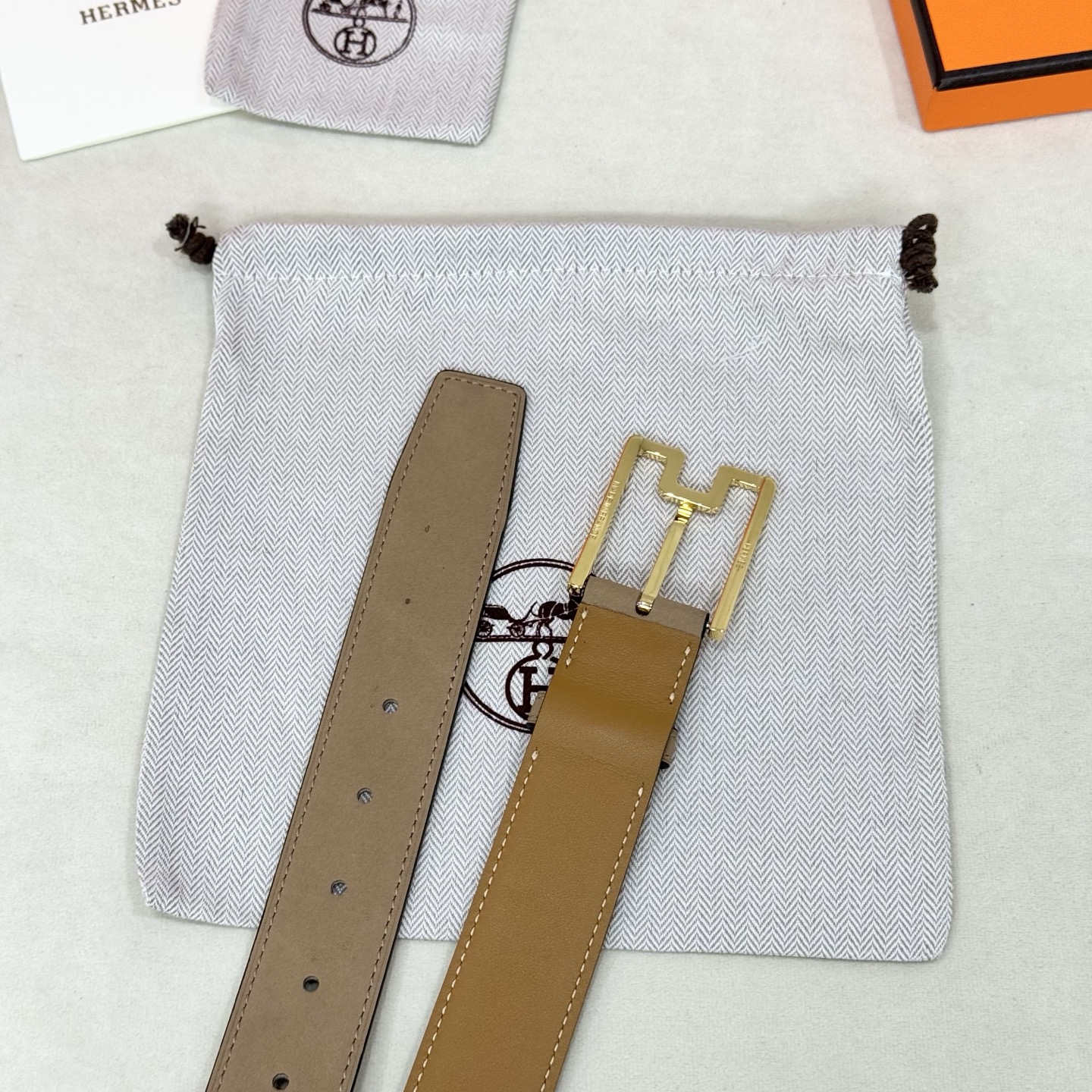 。 爱马仕精品五金 搭配进口麂皮 宽度35MM 以其精湛工艺高品质材料和经典设计备受推崇 是男士腰带顶级