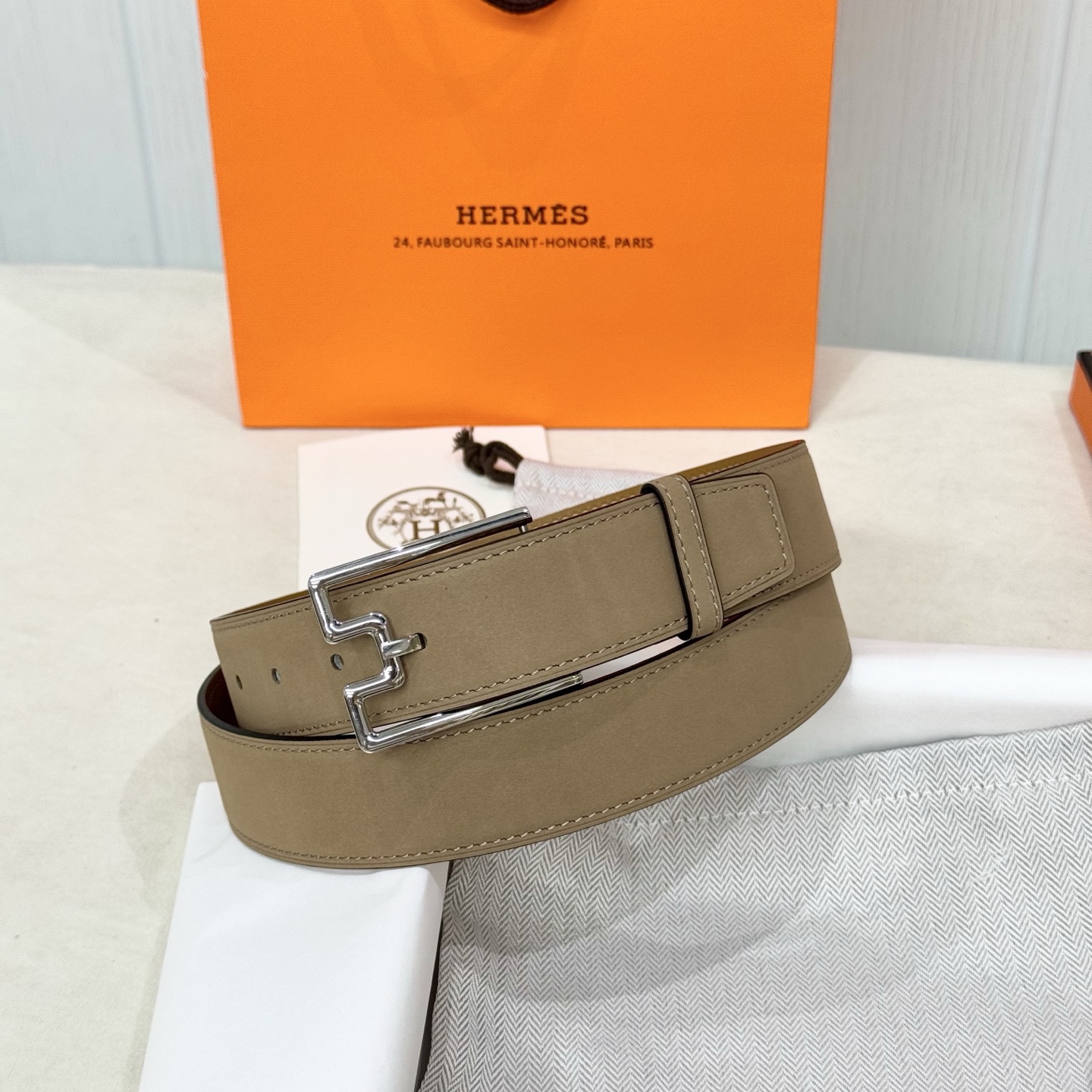 。 爱马仕精品五金 搭配进口麂皮 宽度35MM 以其精湛工艺高品质材料和经典设计备受推崇 是男士腰带顶级