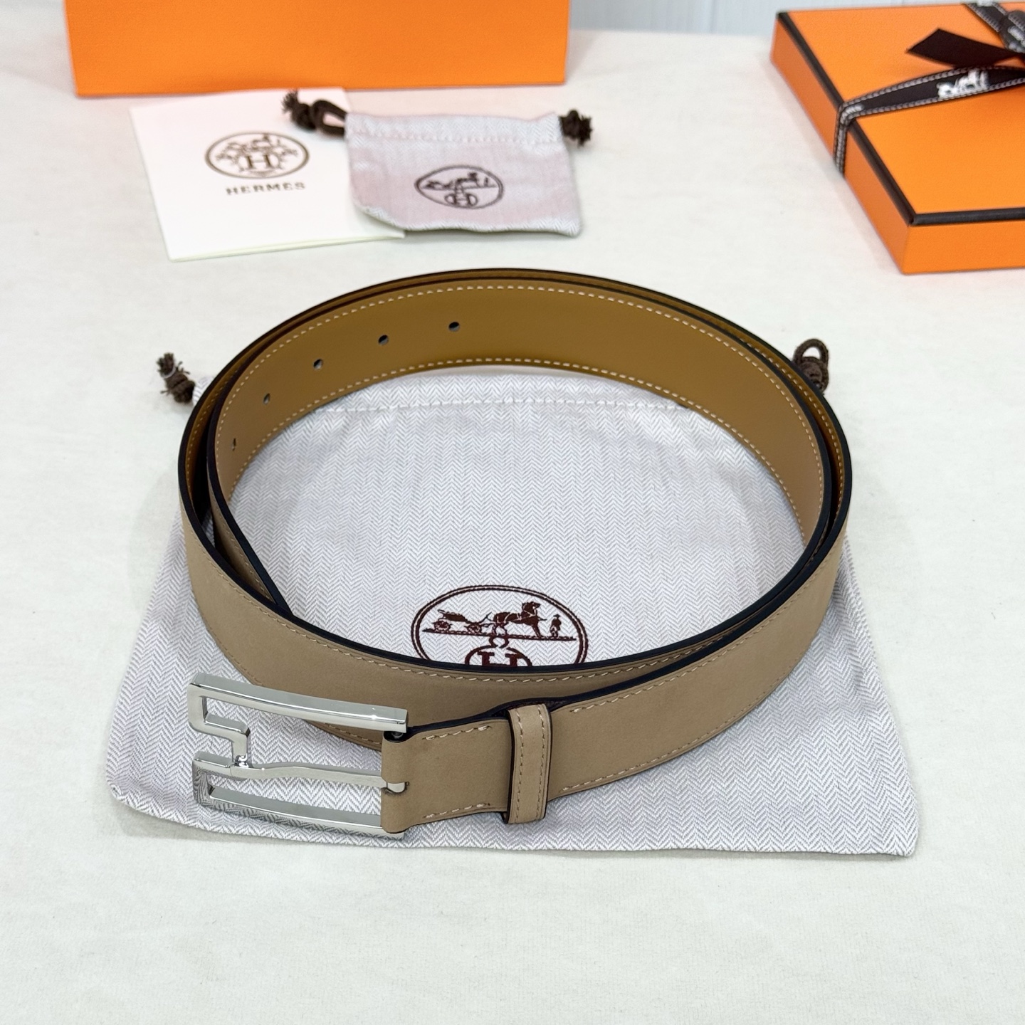 。 爱马仕精品五金 搭配进口麂皮 宽度35MM 以其精湛工艺高品质材料和经典设计备受推崇 是男士腰带顶级