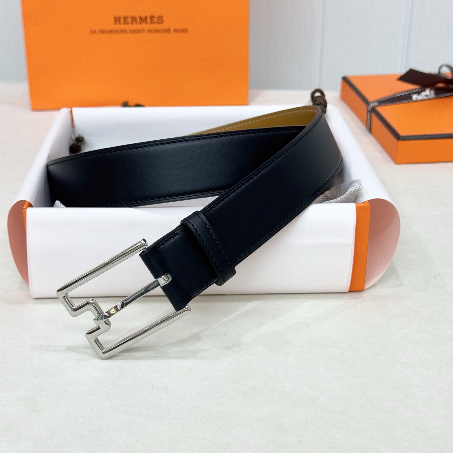。 爱马仕精品五金 搭配进口小牛皮。宽度35MM 以其精湛工艺高品质材料和经典设计备受推崇 是男士腰带顶