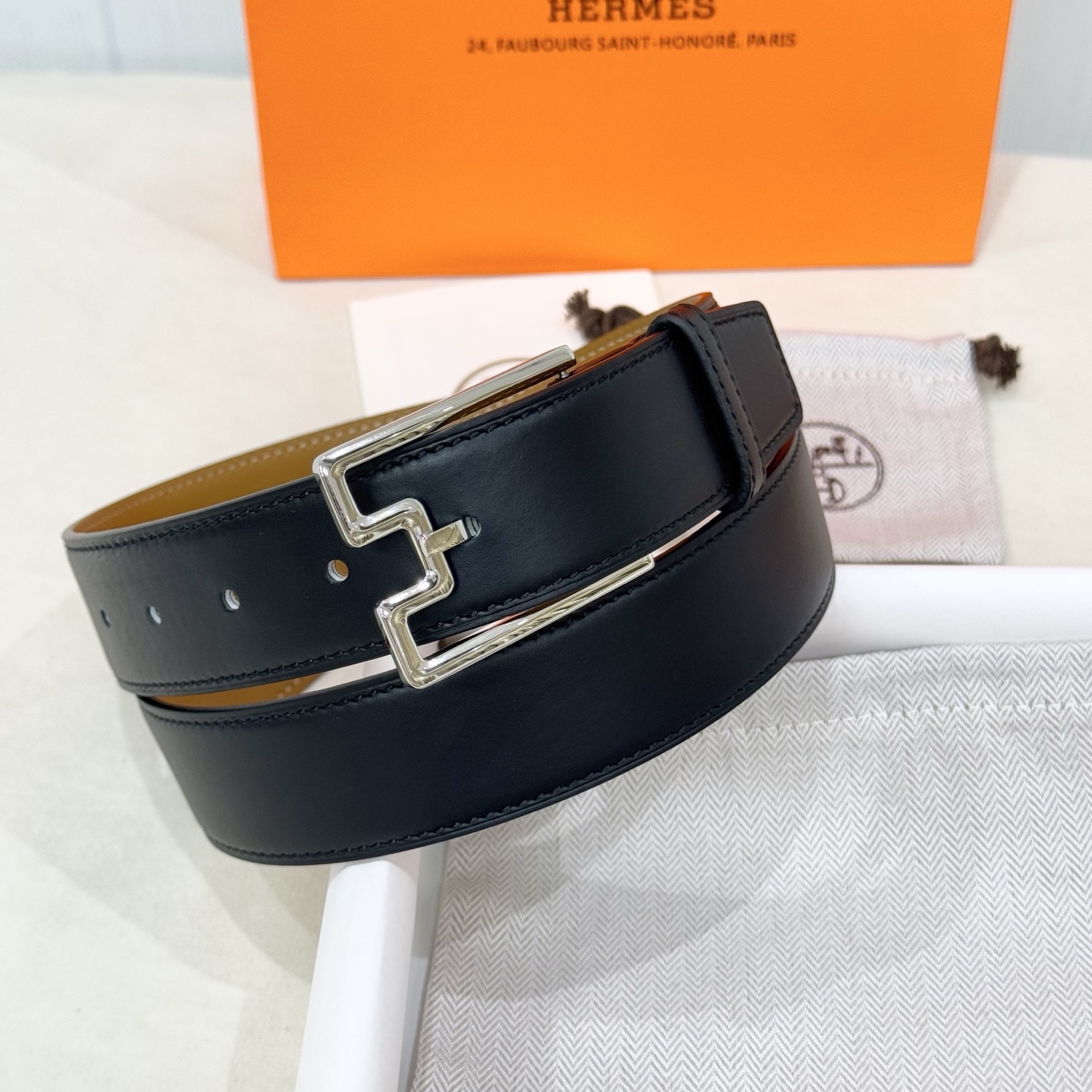 。 爱马仕精品五金 搭配进口小牛皮。宽度35MM 以其精湛工艺高品质材料和经典设计备受推崇 是男士腰带顶