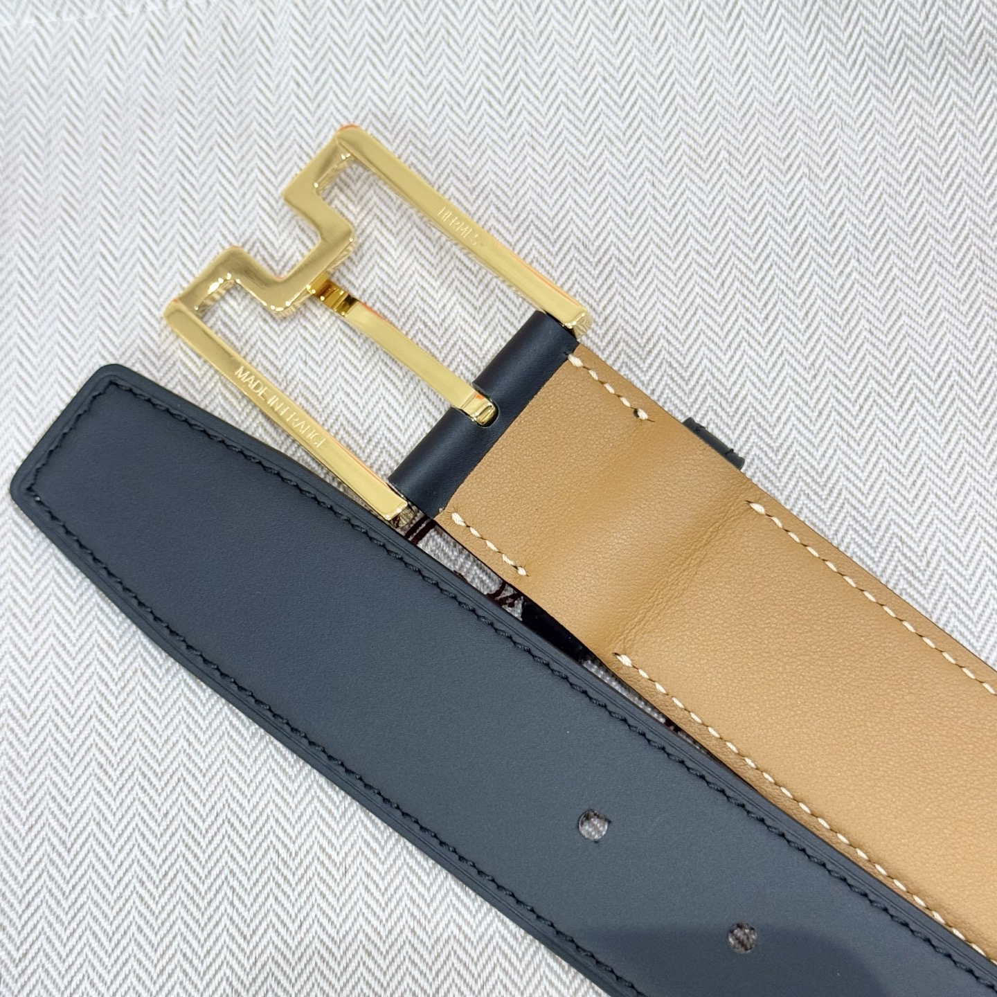 。 爱马仕精品五金 搭配进口小牛皮。宽度35MM 以其精湛工艺高品质材料和经典设计备受推崇 是男士腰带顶