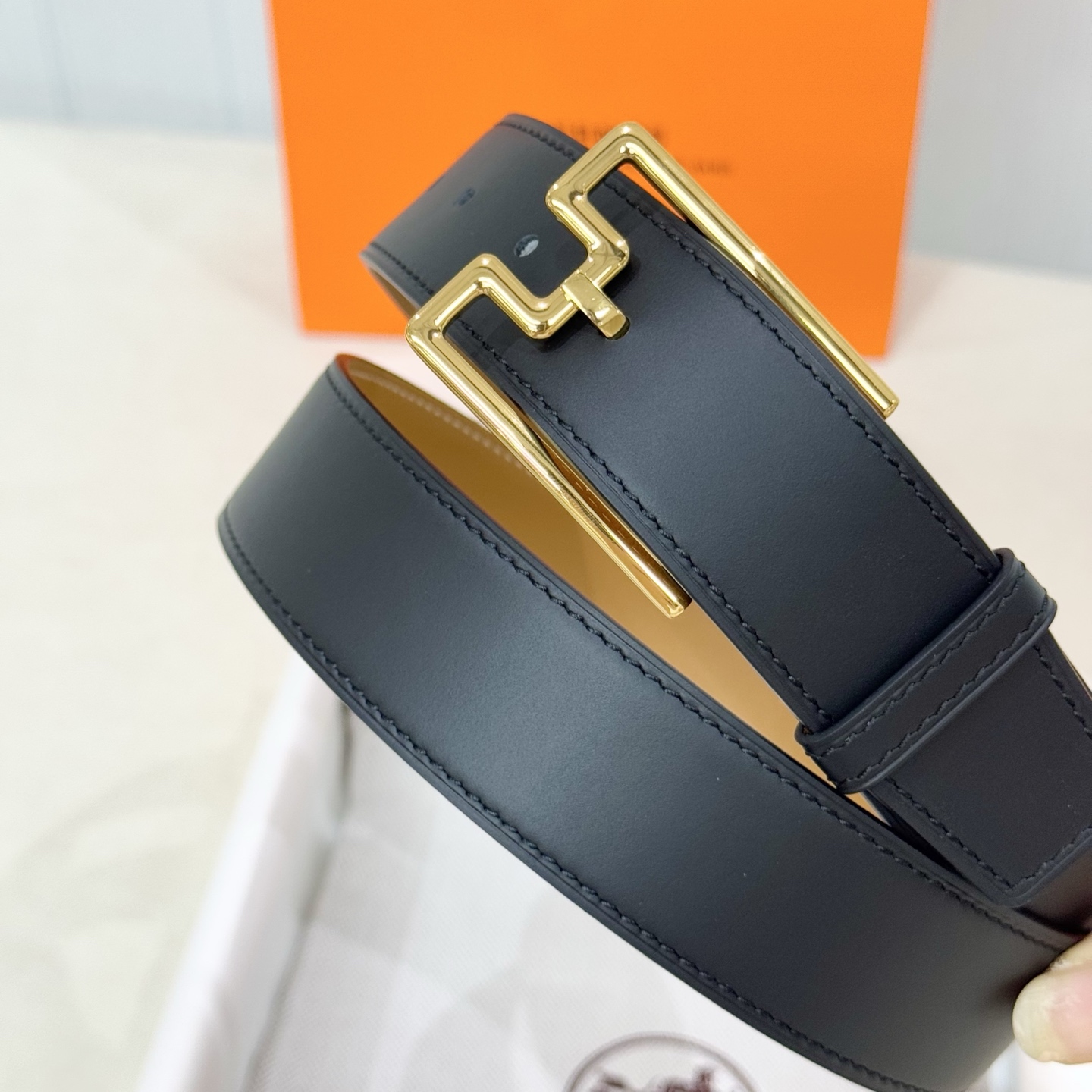 。 爱马仕精品五金 搭配进口小牛皮。宽度35MM 以其精湛工艺高品质材料和经典设计备受推崇 是男士腰带顶