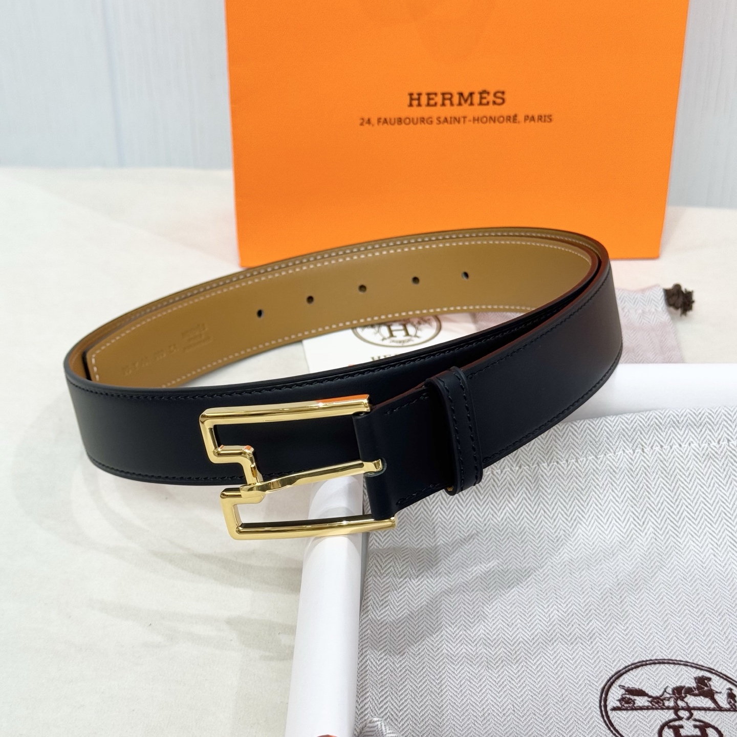 。 爱马仕精品五金 搭配进口小牛皮。宽度35MM 以其精湛工艺高品质材料和经典设计备受推崇 是男士腰带顶