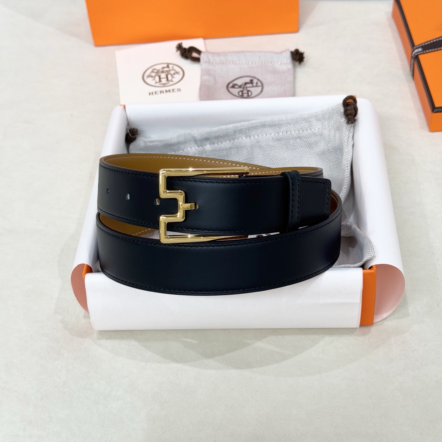 。 爱马仕精品五金 搭配进口小牛皮。宽度35MM 以其精湛工艺高品质材料和经典设计备受推崇 是男士腰带顶