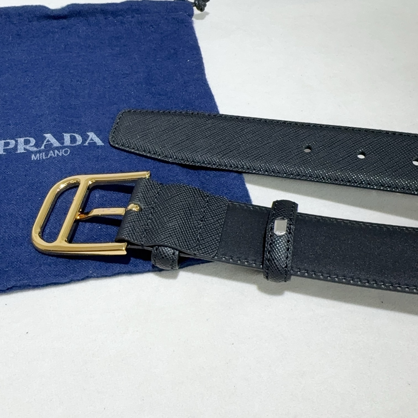 普拉达 Saffiano 牛皮腰带 挺拔有型 （亮金扣）