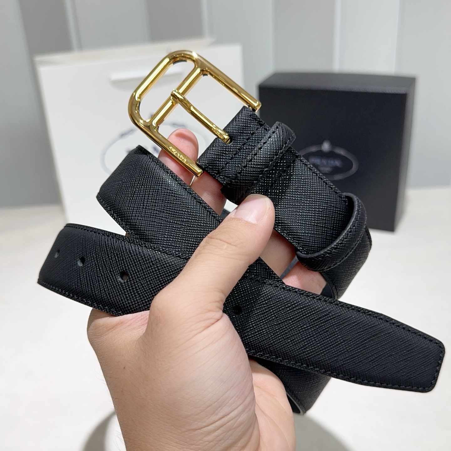 普拉达 Saffiano 牛皮腰带 挺拔有型 （亮金扣）