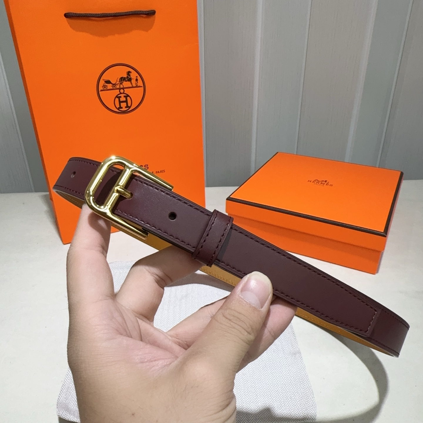 爱马仕 Hunter牛皮腰带 搭配金属皮带扣 (酒红色亮金扣)-Top High Quatity Cheap Sneakers Fashion Clothing Clothes Bags handbags Shoes of all Brand wholesale With The best Quality And Beautiful Price from China Factory Chinese suppliers wholesaler seller 爱马仕 Hunter牛皮腰带 搭配金属皮带扣 (酒红色亮金扣)