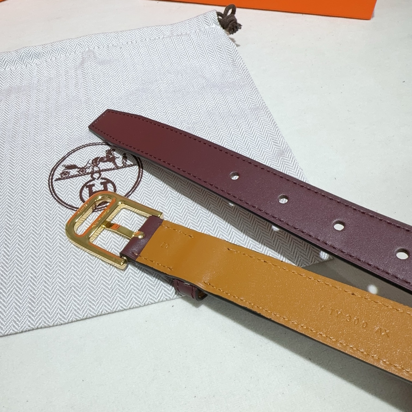 爱马仕 Hunter牛皮腰带 搭配金属皮带扣 (酒红色亮金扣)-Top High Quatity Cheap Sneakers Fashion Clothing Clothes Bags handbags Shoes of all Brand wholesale With The best Quality And Beautiful Price from China Factory Chinese suppliers wholesaler seller 爱马仕 Hunter牛皮腰带 搭配金属皮带扣 (酒红色亮金扣)
