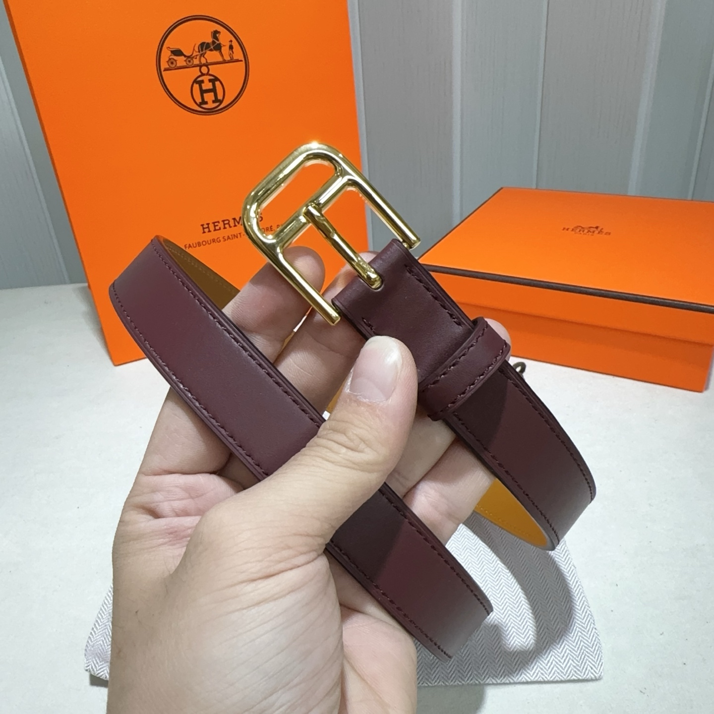 爱马仕 Hunter牛皮腰带 搭配金属皮带扣 (酒红色亮金扣)-Top High Quatity Cheap Sneakers Fashion Clothing Clothes Bags handbags Shoes of all Brand wholesale With The best Quality And Beautiful Price from China Factory Chinese suppliers wholesaler seller 爱马仕 Hunter牛皮腰带 搭配金属皮带扣 (酒红色亮金扣)