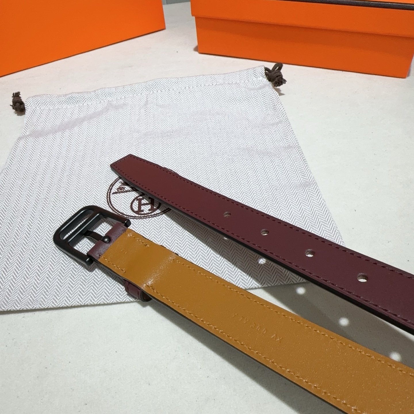 爱马仕 Hunter牛皮腰带 搭配金属皮带扣 (酒红色烤漆黑扣)-Top High Quatity Cheap Sneakers Fashion Clothing Clothes Bags handbags Shoes of all Brand wholesale With The best Quality And Beautiful Price from China Factory Chinese suppliers wholesaler seller 爱马仕 Hunter牛皮腰带 搭配金属皮带扣 (酒红色烤漆黑扣)