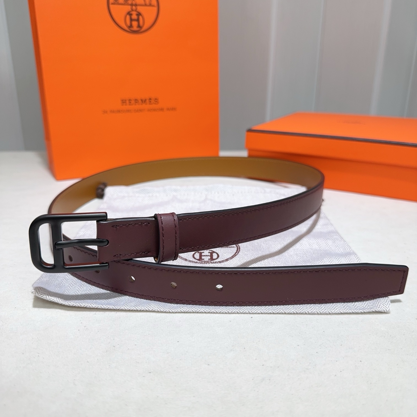爱马仕 Hunter牛皮腰带 搭配金属皮带扣 (酒红色烤漆黑扣)-Top High Quatity Cheap Sneakers Fashion Clothing Clothes Bags handbags Shoes of all Brand wholesale With The best Quality And Beautiful Price from China Factory Chinese suppliers wholesaler seller 爱马仕 Hunter牛皮腰带 搭配金属皮带扣 (酒红色烤漆黑扣)