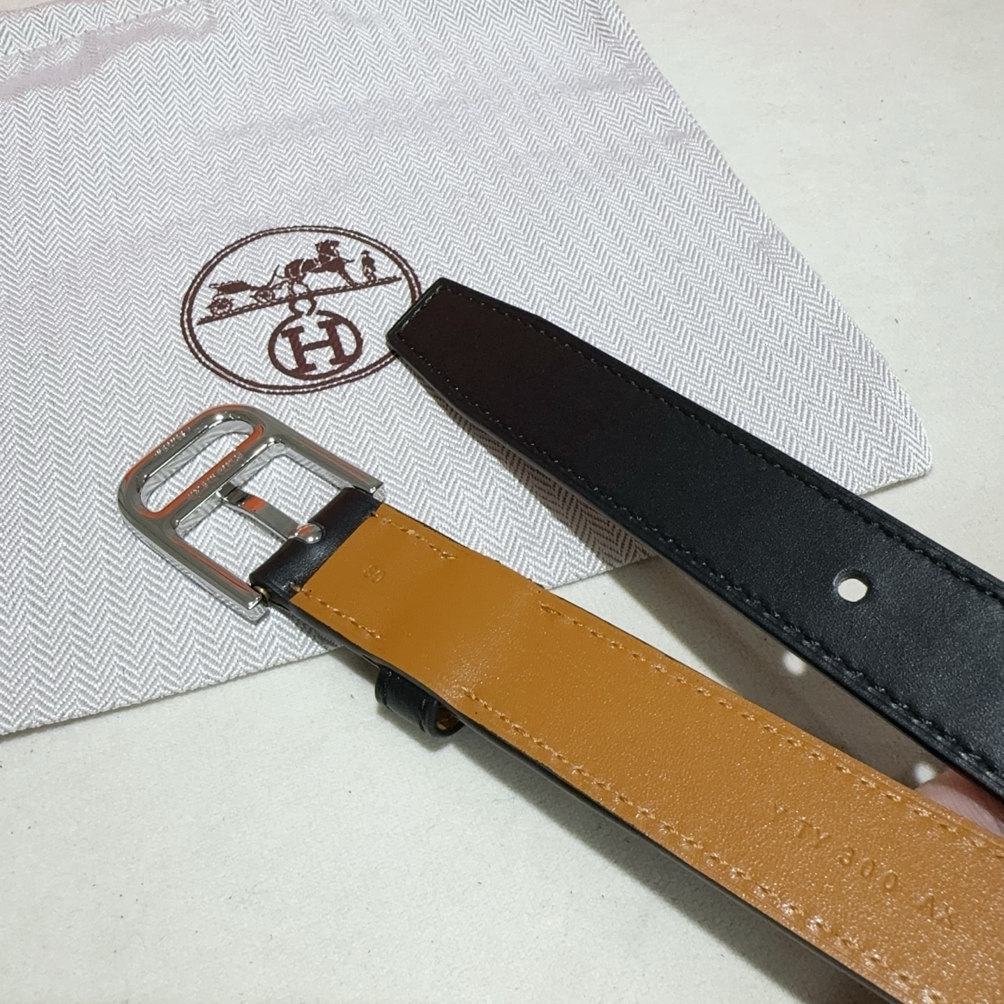 爱马仕 Hunter牛皮腰带 搭配金属皮带扣 本季 Romain 35腰带演绎（黑色亮银扣）