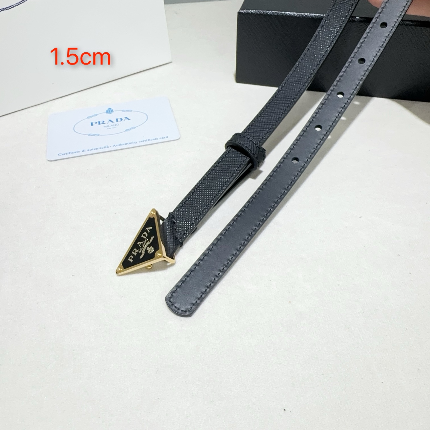 普拉达 Saffiano 皮革腰带 采用头层小牛皮纯铜精品扣头打造 黑色 土黄 酒红金色 银色扣头-Chinese wholesaler seller Clothes Bags handbags wholesale Shoes High Quatity wholesaler seller Cheap Sneakers from China Factory Chinese suppliers china wholesale clothing wholesaler seller 普拉达 Saffiano 皮革腰带 采用头层小牛皮纯铜精品扣头打造 黑色 土黄 酒红金色 银色扣头