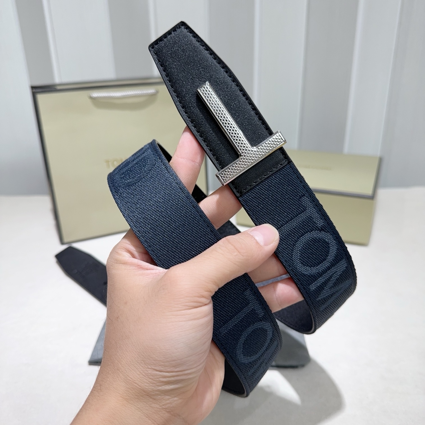 男士TF(汤尼.福特) 采用织带布搭配双面头层牛皮 金色 银色 扣头-Top High Quatity Cheap Sneakers Fashion Clothing Clothes Bags handbags Shoes of all Brand wholesale With The best Quality And Beautiful Price from China Factory Chinese suppliers wholesaler seller 男士TF(汤尼.福特) 采用织带布搭配双面头层牛皮 金色 银色 扣头
