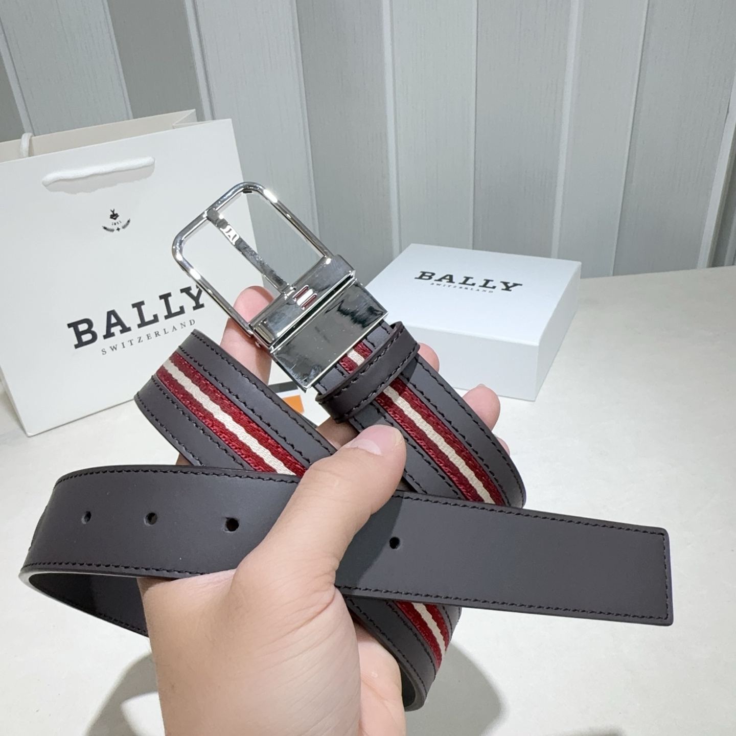BALLY (巴利) 红白布接咖啡色牛皮银色 扣头-Top High Quatity Cheap Sneakers Fashion Clothing Clothes Bags handbags Shoes of all Brand wholesale With The best Quality And Beautiful Price from China Factory Chinese suppliers wholesaler seller BALLY (巴利) 红白布接咖啡色牛皮银色 扣头