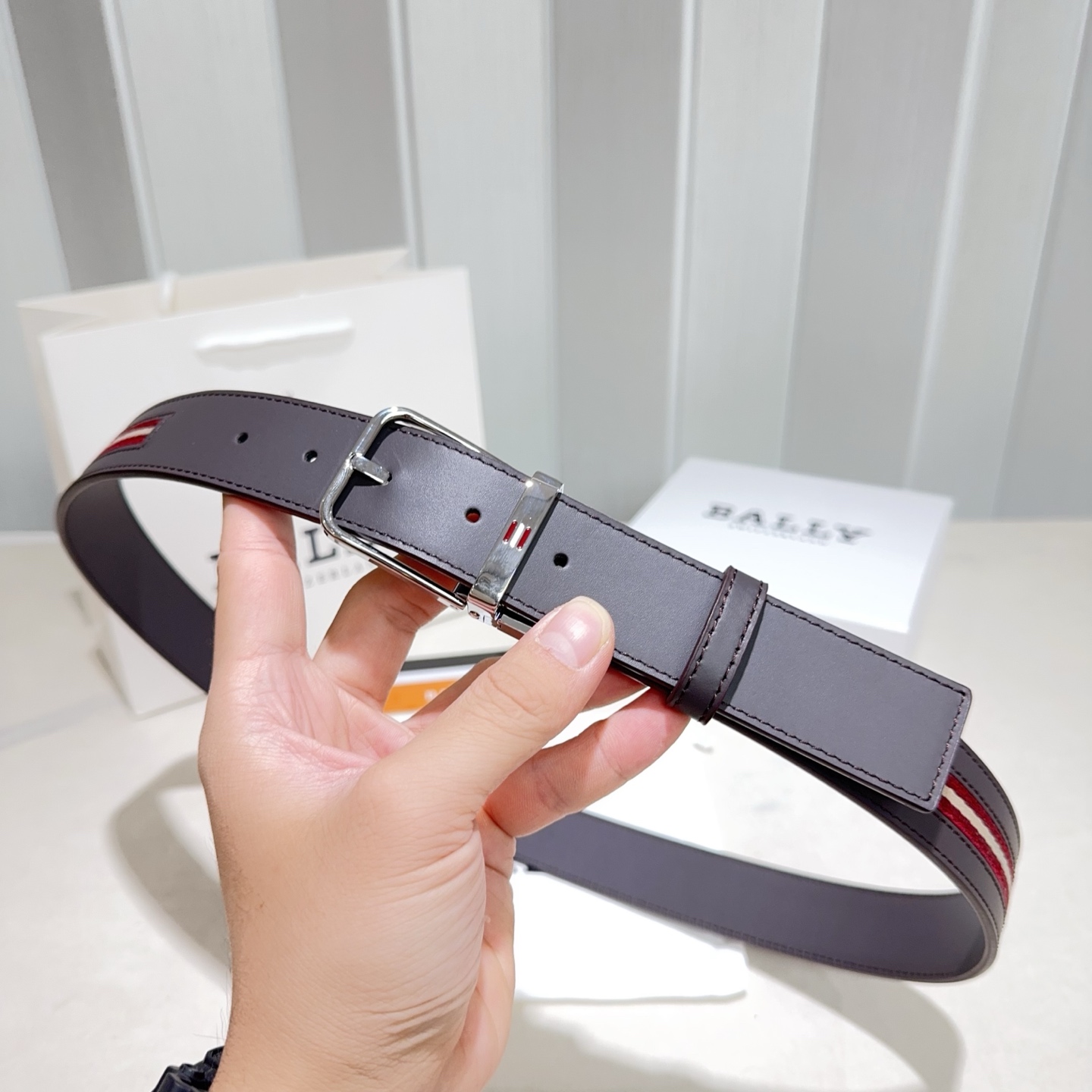 BALLY (巴利) 红白布接咖啡色牛皮银色 扣头-Top High Quatity Cheap Sneakers Fashion Clothing Clothes Bags handbags Shoes of all Brand wholesale With The best Quality And Beautiful Price from China Factory Chinese suppliers wholesaler seller BALLY (巴利) 红白布接咖啡色牛皮银色 扣头