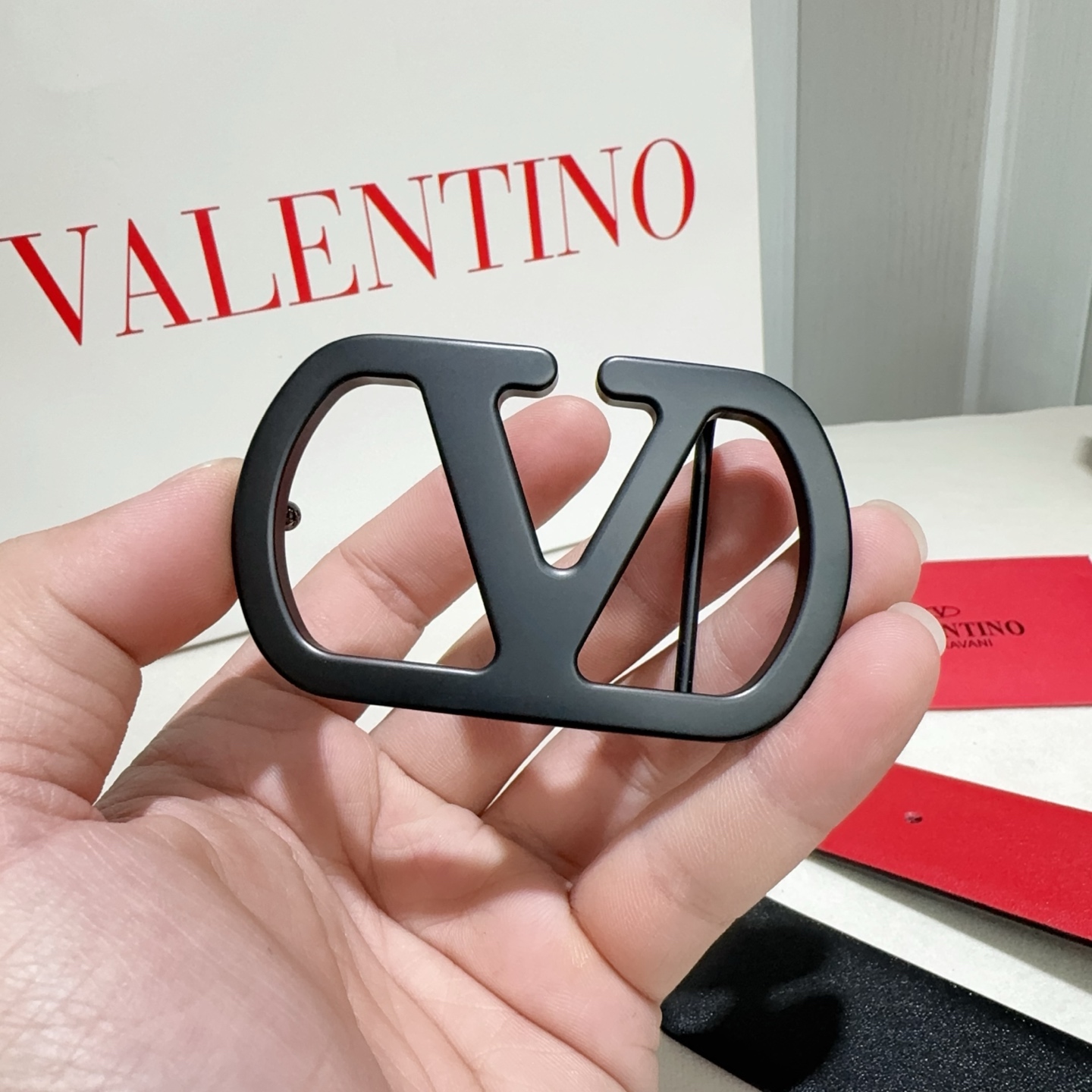 Valentino (华伦天奴) 采用双面纳帕头层牛皮 黑配黑色烤漆黑扣-Top High Quatity Cheap Sneakers Fashion Clothing Clothes Bags handbags Shoes of all Brand wholesale With The best Quality And Beautiful Price from China Factory Chinese suppliers wholesaler seller Valentino (华伦天奴) 采用双面纳帕头层牛皮 黑配黑色烤漆黑扣