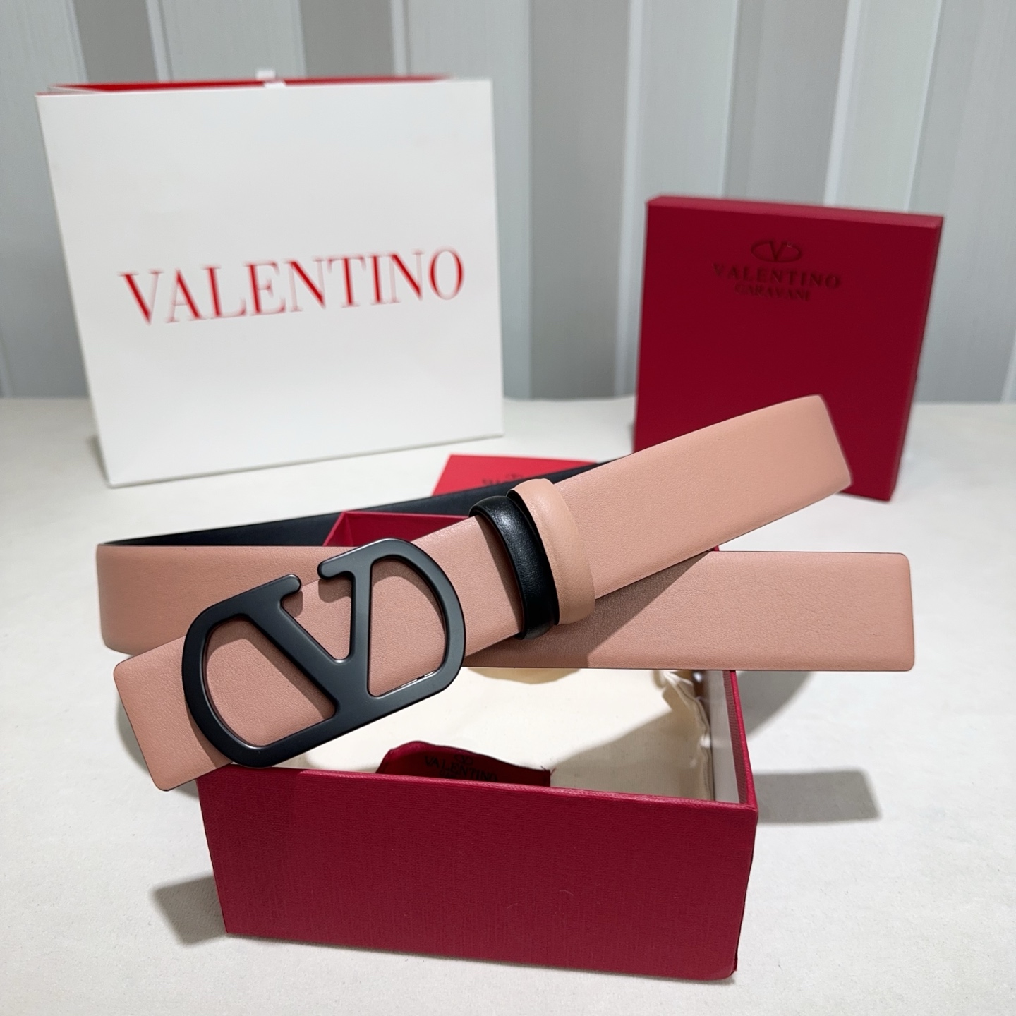 Valentino （华伦天奴） 采用双面纳帕头层牛皮 粉配黑色烤漆黑扣
