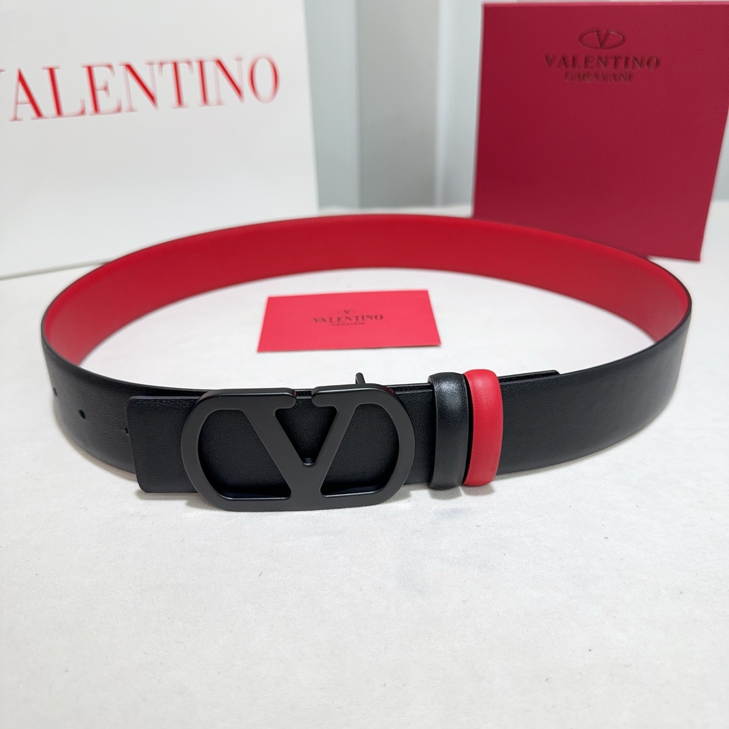 Valentino (华伦天奴) 采用双面纳帕头层牛皮 大红配黑色烤漆黑扣-Chinese UA Cheap High Quatity Brand Clothes Bags handbags Sneakers wholesale wholesaler seller from China Factory suppliers Fashion Clothing Shoes best Quality Beautiful Price Valentino (华伦天奴) 采用双面纳帕头层牛皮 大红配黑色烤漆黑扣