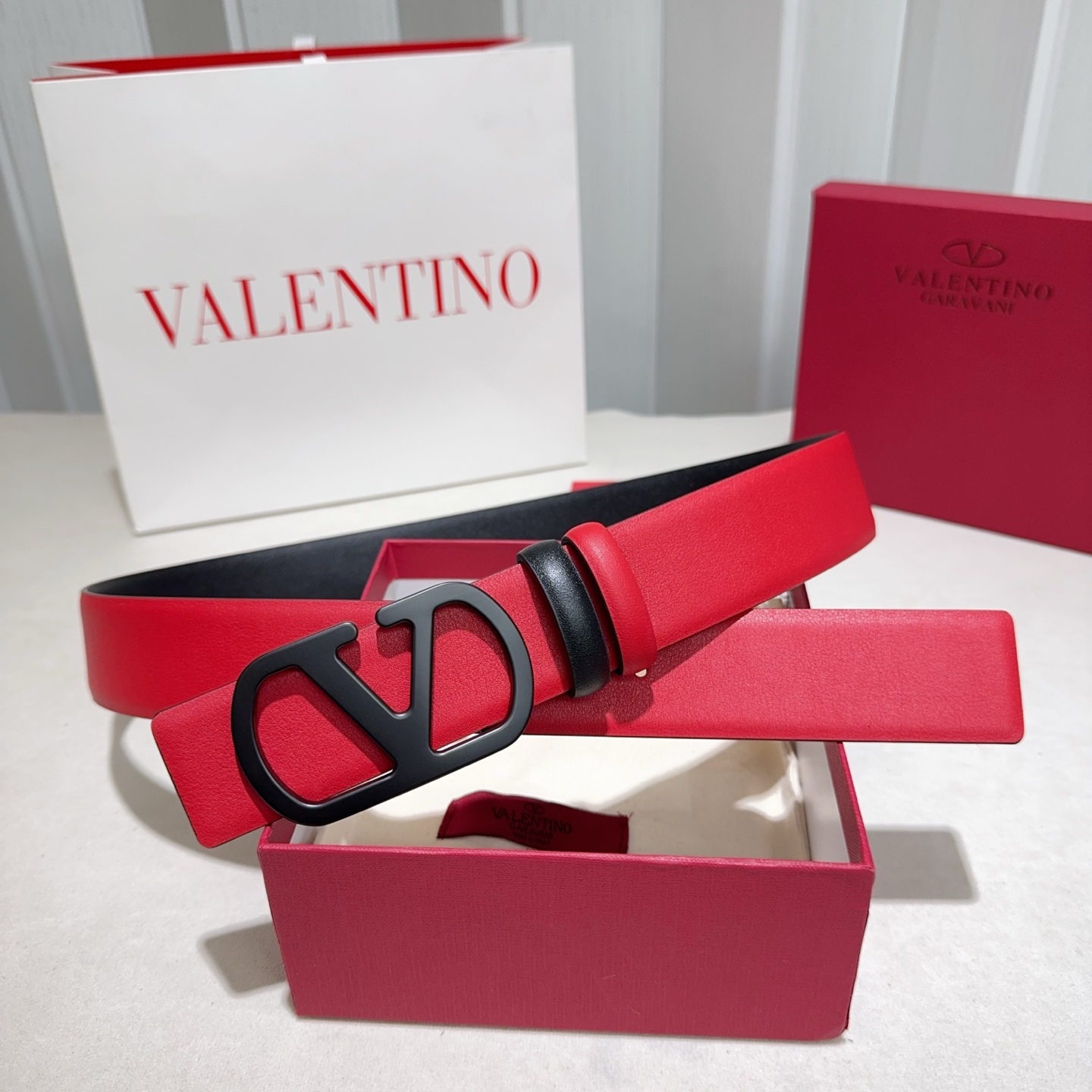 Valentino (华伦天奴) 采用双面纳帕头层牛皮 大红配黑色烤漆黑扣-Chinese UA Cheap High Quatity Brand Clothes Bags handbags Sneakers wholesale wholesaler seller from China Factory suppliers Fashion Clothing Shoes best Quality Beautiful Price Valentino (华伦天奴) 采用双面纳帕头层牛皮 大红配黑色烤漆黑扣