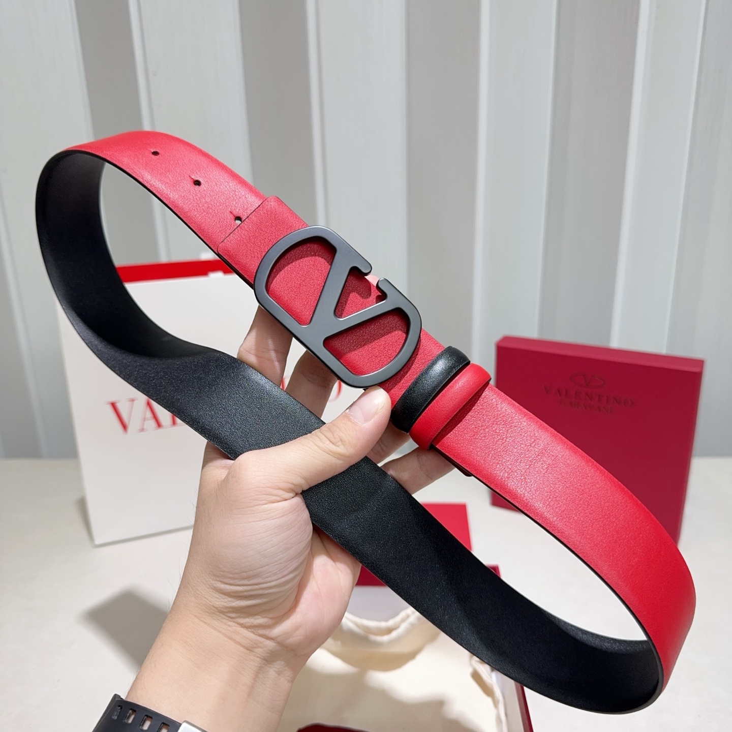 Valentino (华伦天奴) 采用双面纳帕头层牛皮 大红配黑色烤漆黑扣-Chinese UA Cheap High Quatity Brand Clothes Bags handbags Sneakers wholesale wholesaler seller from China Factory suppliers Fashion Clothing Shoes best Quality Beautiful Price Valentino (华伦天奴) 采用双面纳帕头层牛皮 大红配黑色烤漆黑扣