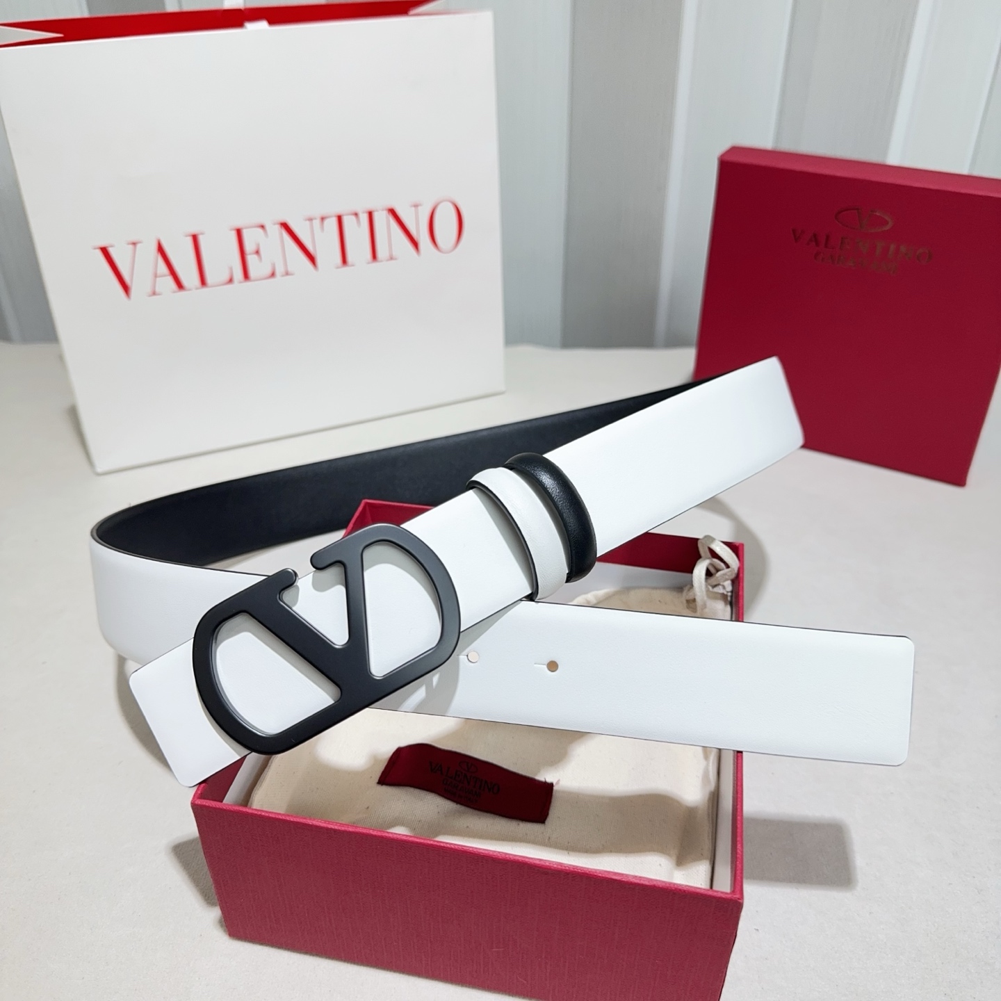 Valentino (华伦天奴) 采用双面纳帕头层牛皮 白配黑色烤漆黑扣-Chinese UA Cheap High Quatity Brand Clothes Bags handbags Sneakers wholesale wholesaler seller from China Factory suppliers Fashion Clothing Shoes best Quality Beautiful Price Valentino (华伦天奴) 采用双面纳帕头层牛皮 白配黑色烤漆黑扣