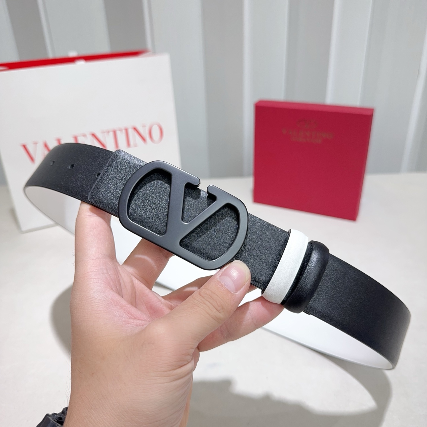 Valentino (华伦天奴) 采用双面纳帕头层牛皮 白配黑色烤漆黑扣-Chinese UA Cheap High Quatity Brand Clothes Bags handbags Sneakers wholesale wholesaler seller from China Factory suppliers Fashion Clothing Shoes best Quality Beautiful Price Valentino (华伦天奴) 采用双面纳帕头层牛皮 白配黑色烤漆黑扣