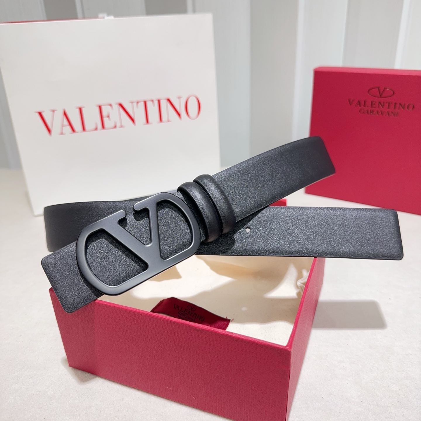 Valentino (华伦天奴) 采用双面纳帕头层牛皮 黑配黑色烤漆黑扣-Top High Quatity Cheap Sneakers Fashion Clothing Clothes Bags handbags Shoes of all Brand wholesale With The best Quality And Beautiful Price from China Factory Chinese suppliers wholesaler seller Valentino (华伦天奴) 采用双面纳帕头层牛皮 黑配黑色烤漆黑扣