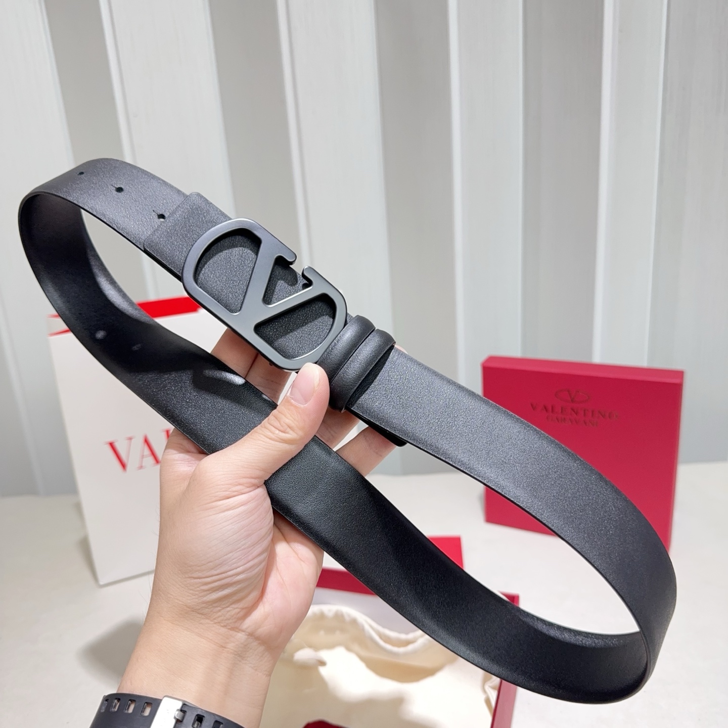 Valentino (华伦天奴) 采用双面纳帕头层牛皮 黑配黑色烤漆黑扣-Top High Quatity Cheap Sneakers Fashion Clothing Clothes Bags handbags Shoes of all Brand wholesale With The best Quality And Beautiful Price from China Factory Chinese suppliers wholesaler seller Valentino (华伦天奴) 采用双面纳帕头层牛皮 黑配黑色烤漆黑扣