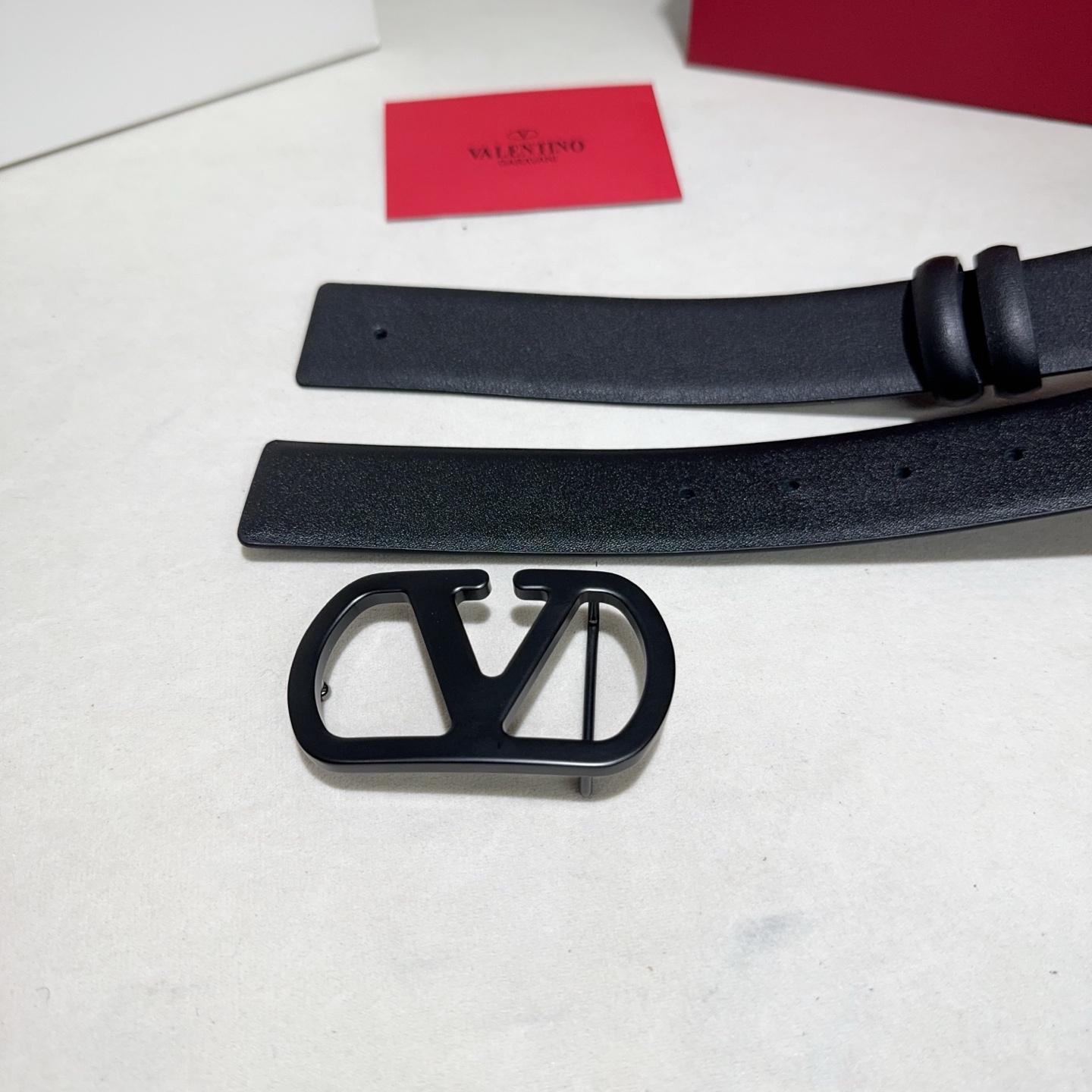 Valentino (华伦天奴) 采用双面纳帕头层牛皮 黑配黑色烤漆黑扣-Top High Quatity Cheap Sneakers Fashion Clothing Clothes Bags handbags Shoes of all Brand wholesale With The best Quality And Beautiful Price from China Factory Chinese suppliers wholesaler seller Valentino (华伦天奴) 采用双面纳帕头层牛皮 黑配黑色烤漆黑扣